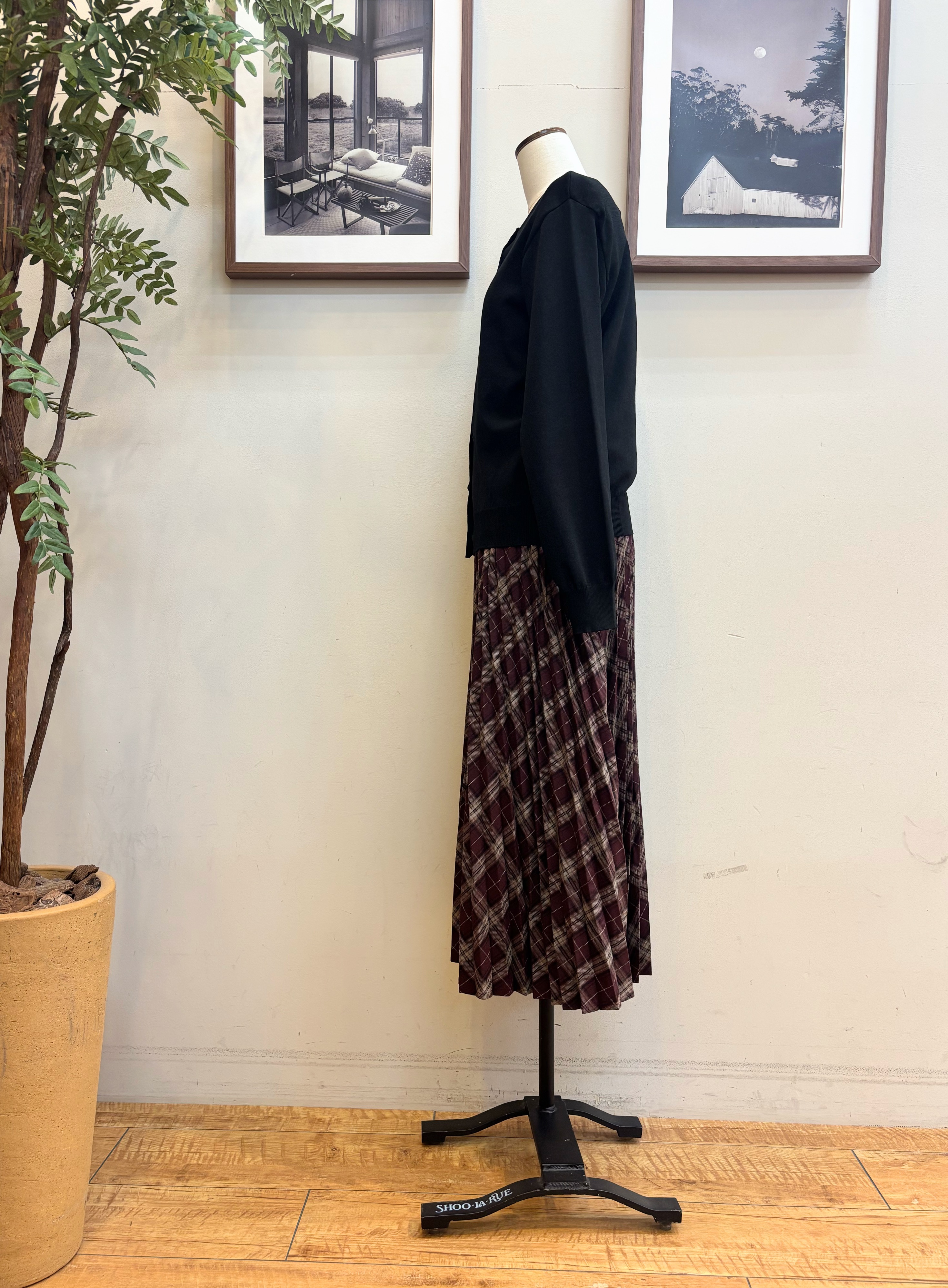 maiさんの「SHOO･LA･RUE｜【洗濯機可/S-LL】マルチボタンが品よく映えるカーディガン」を使ったコーディネート