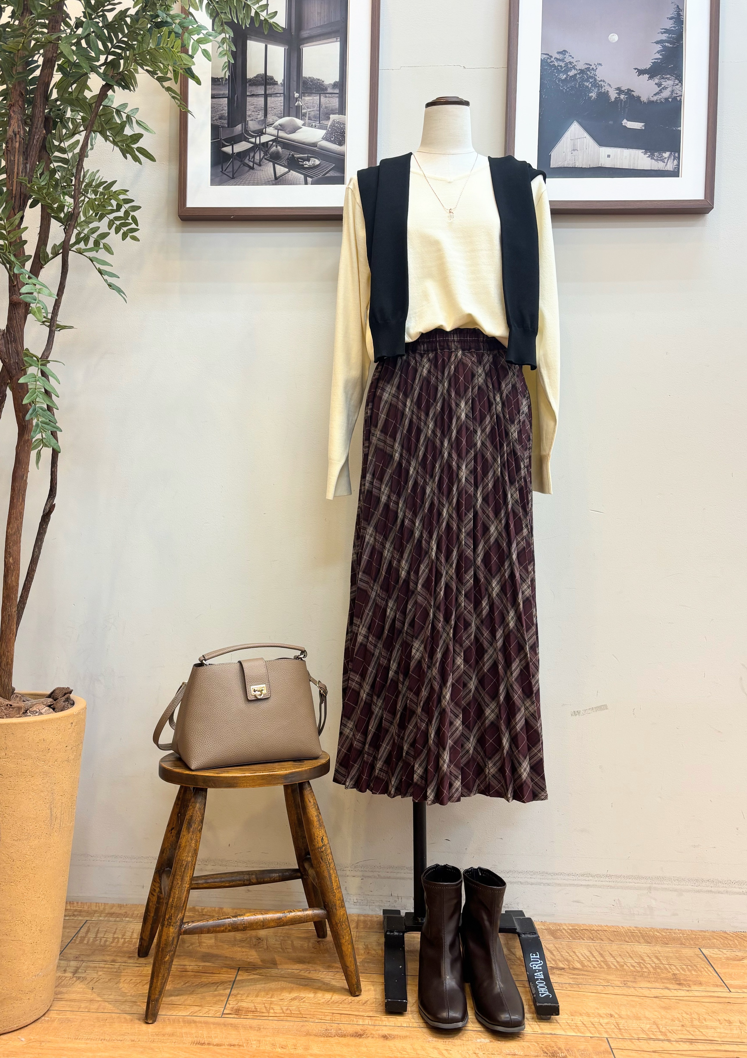 maiさんの「SHOO･LA･RUE｜【洗濯機可/S-LL】マルチボタンが品よく映えるカーディガン」を使ったコーディネート
