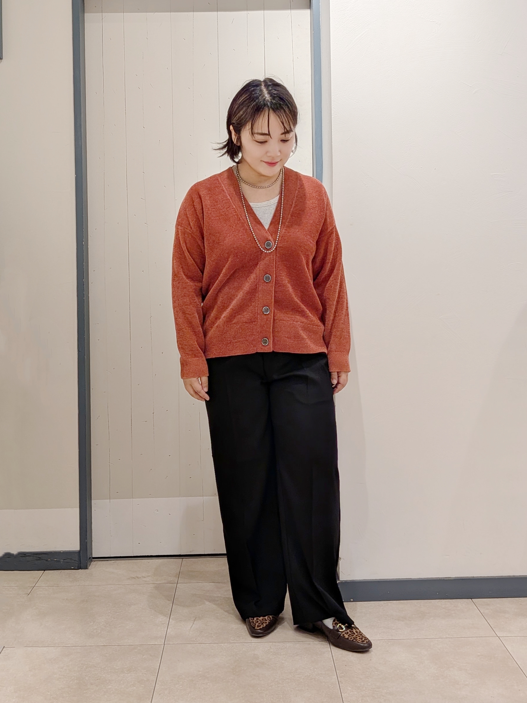 yukikaさんの「grove｜【ベロアのような艶感を纏う】上品Vネックカーディガン」を使ったコーディネート