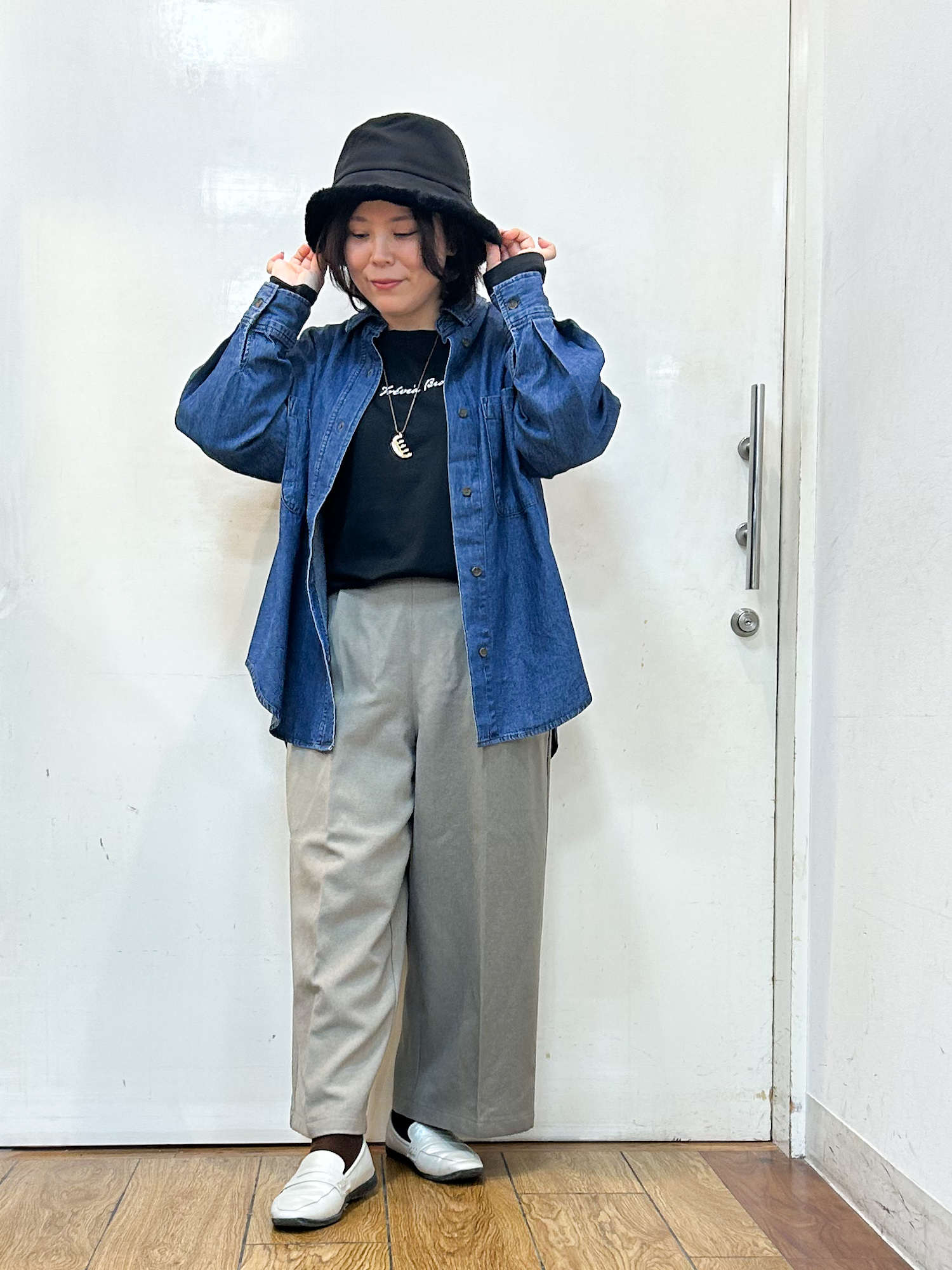 haruさんの「SHOO･LA･RUE｜【S-LL/洗濯機可/体型カバー】ライトオンスデニム ダブルポケット オーバーサイズシャツ」を使ったコーディネート
