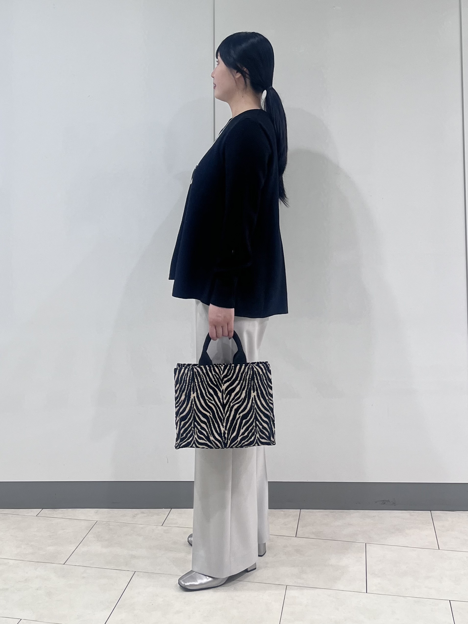hasuさんの「INDIVI｜【ウール混／配色／ゆったり】ミドル丈リバーフーディコート」を使ったコーディネート