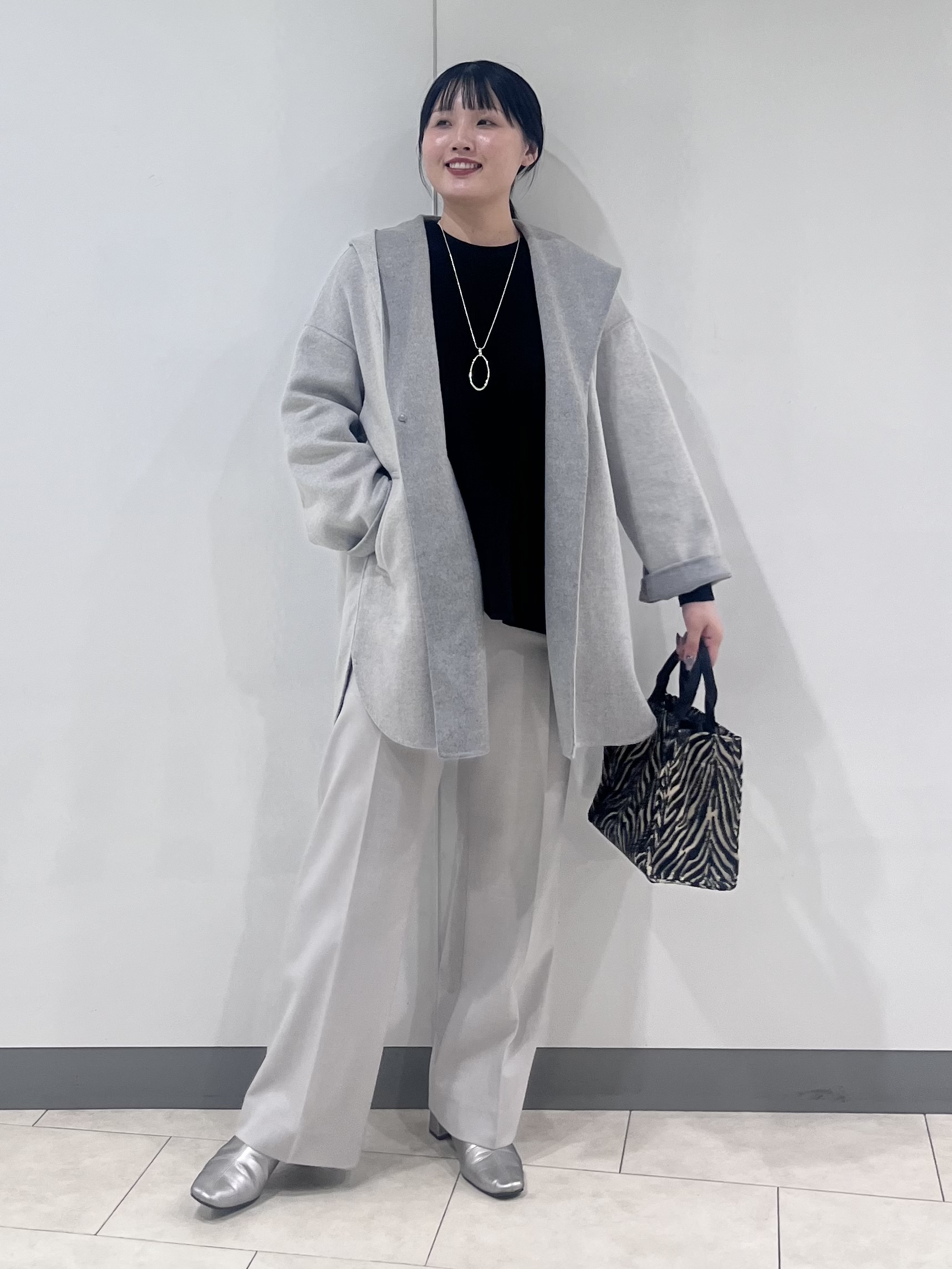 hasuさんの「INDIVI｜【ウール混／配色／ゆったり】ミドル丈リバーフーディコート」を使ったコーディネート