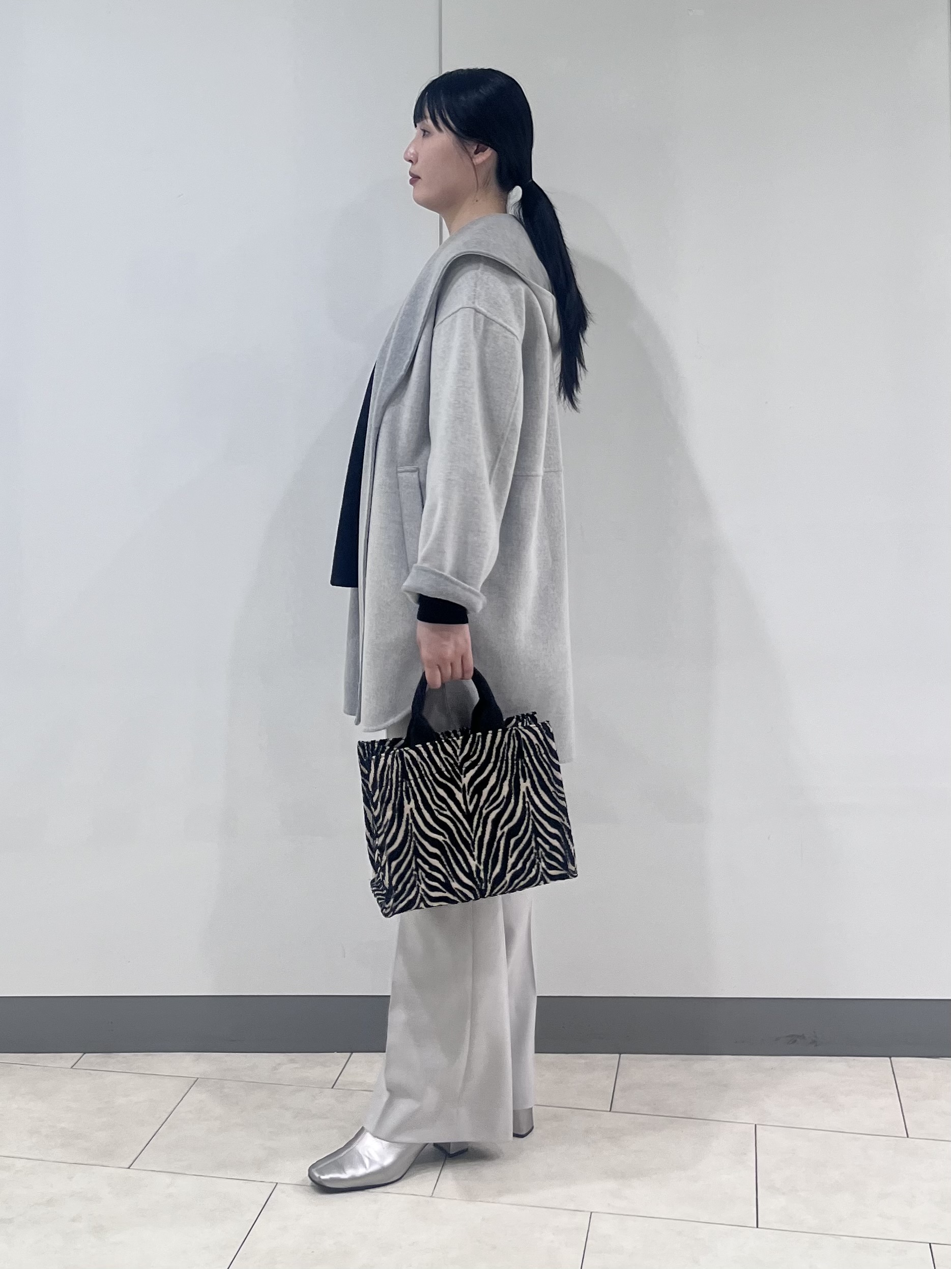 hasuさんの「INDIVI｜【ウール混／配色／ゆったり】ミドル丈リバーフーディコート」を使ったコーディネート