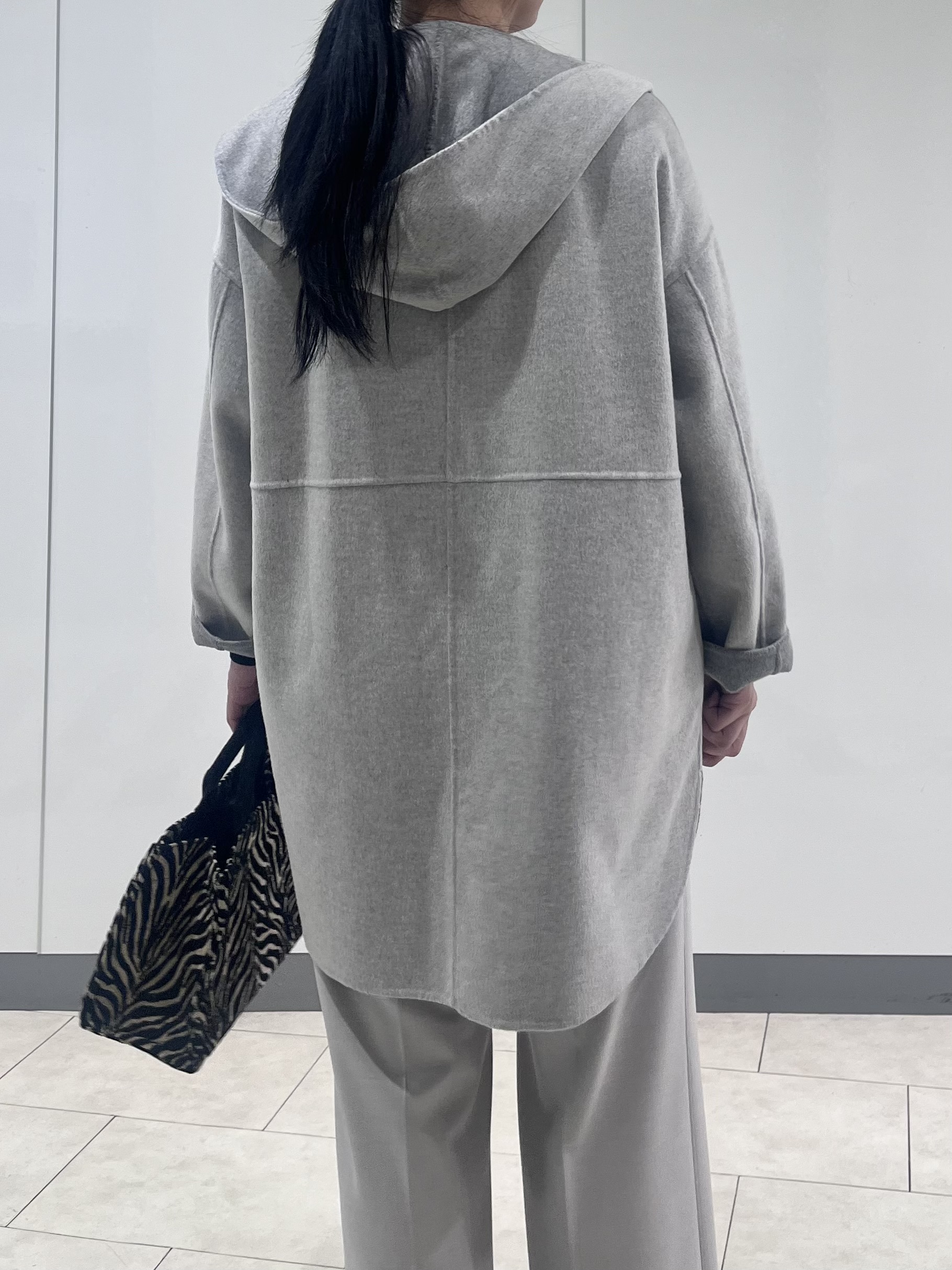 hasuさんの「INDIVI｜【ウール混／配色／ゆったり】ミドル丈リバーフーディコート」を使ったコーディネート