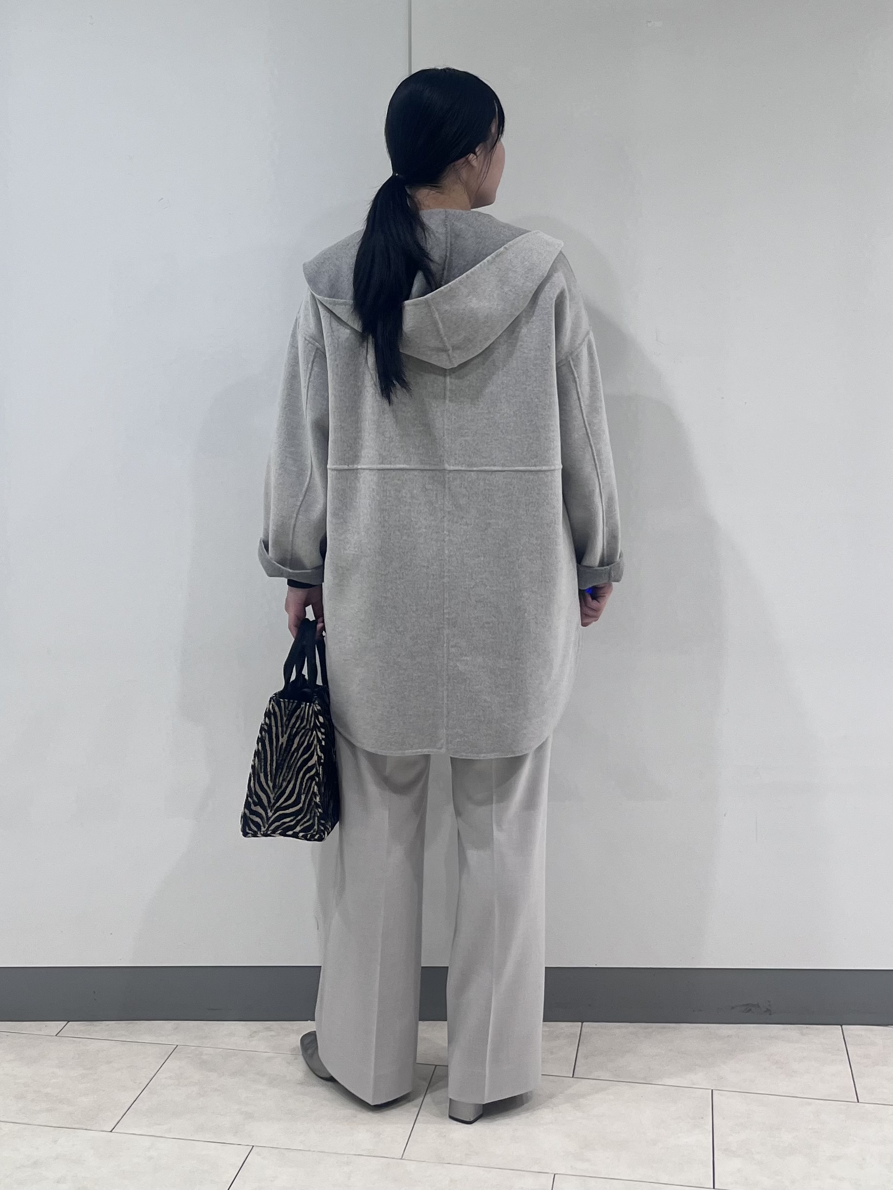 hasuさんの「INDIVI｜【ウール混／配色／ゆったり】ミドル丈リバーフーディコート」を使ったコーディネート
