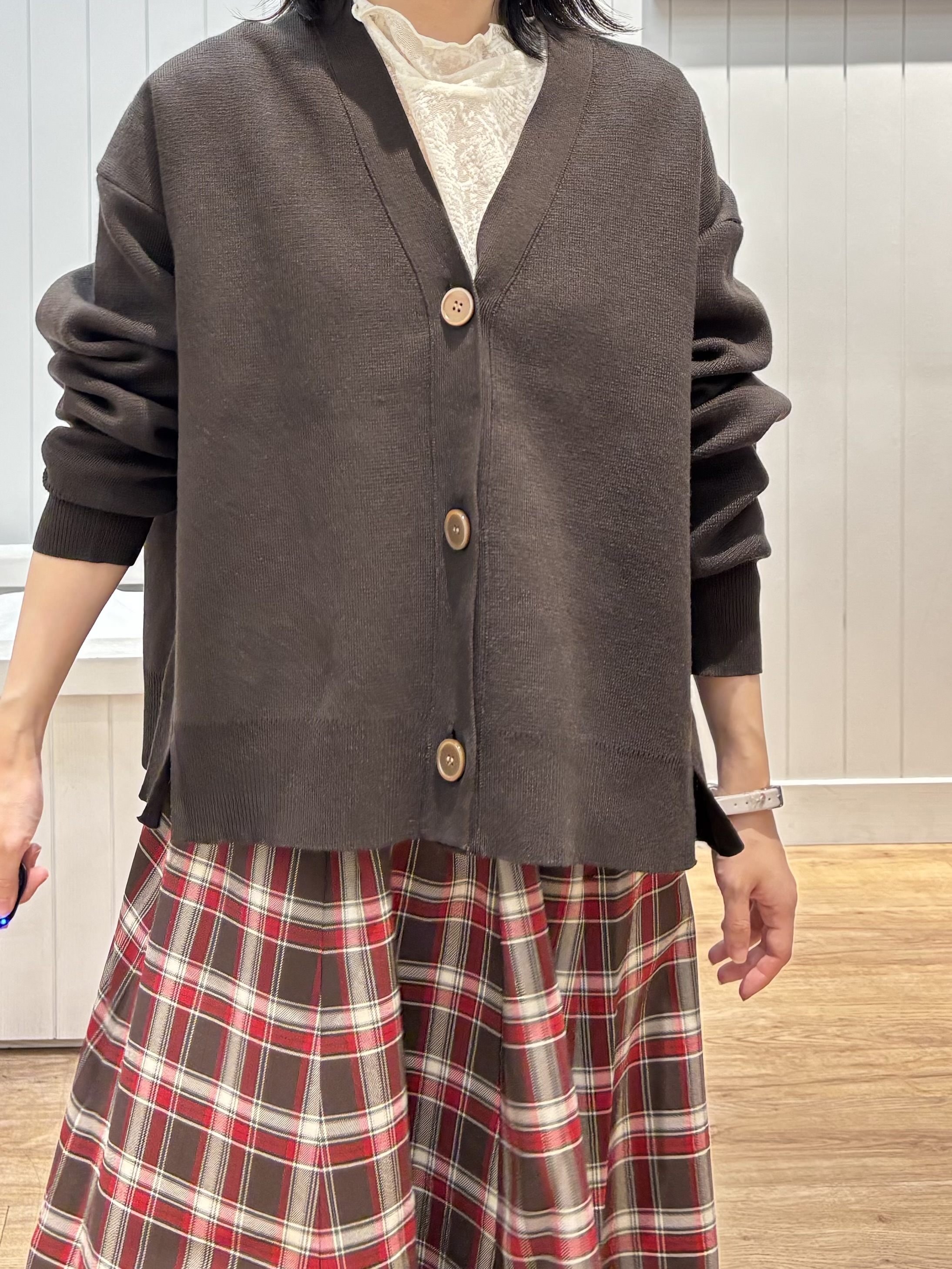OKADAさんの「Dessin｜【洗える/秋のレイヤード】シュリンクレース ハイネックプルオーバー」を使ったコーディネート