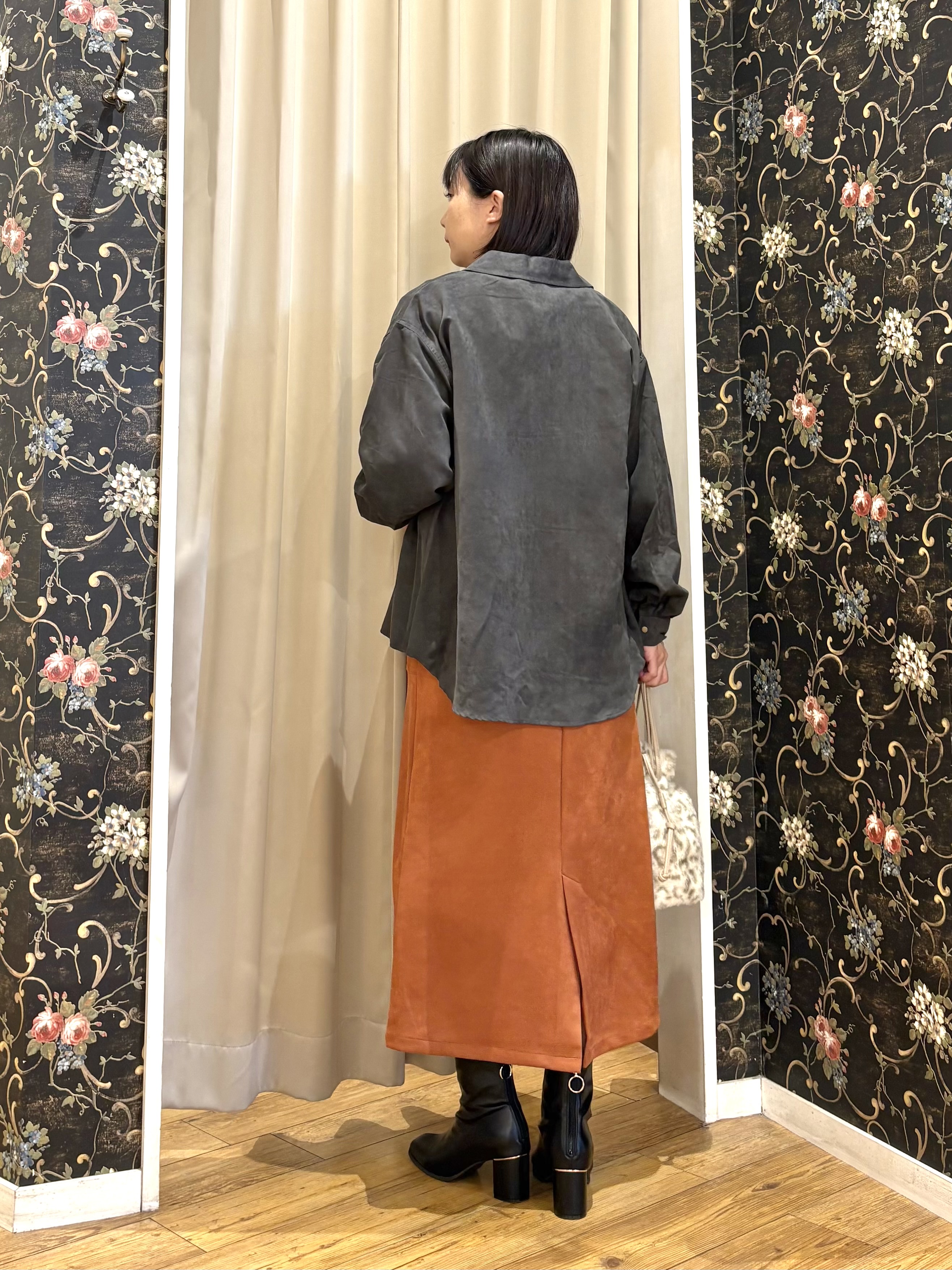 ネリさんの「SHOO･LA･RUE｜【S-LL/洗濯機可】なめらかさが心地いい。スエード調ポケットシャツ」を使ったコーディネート
