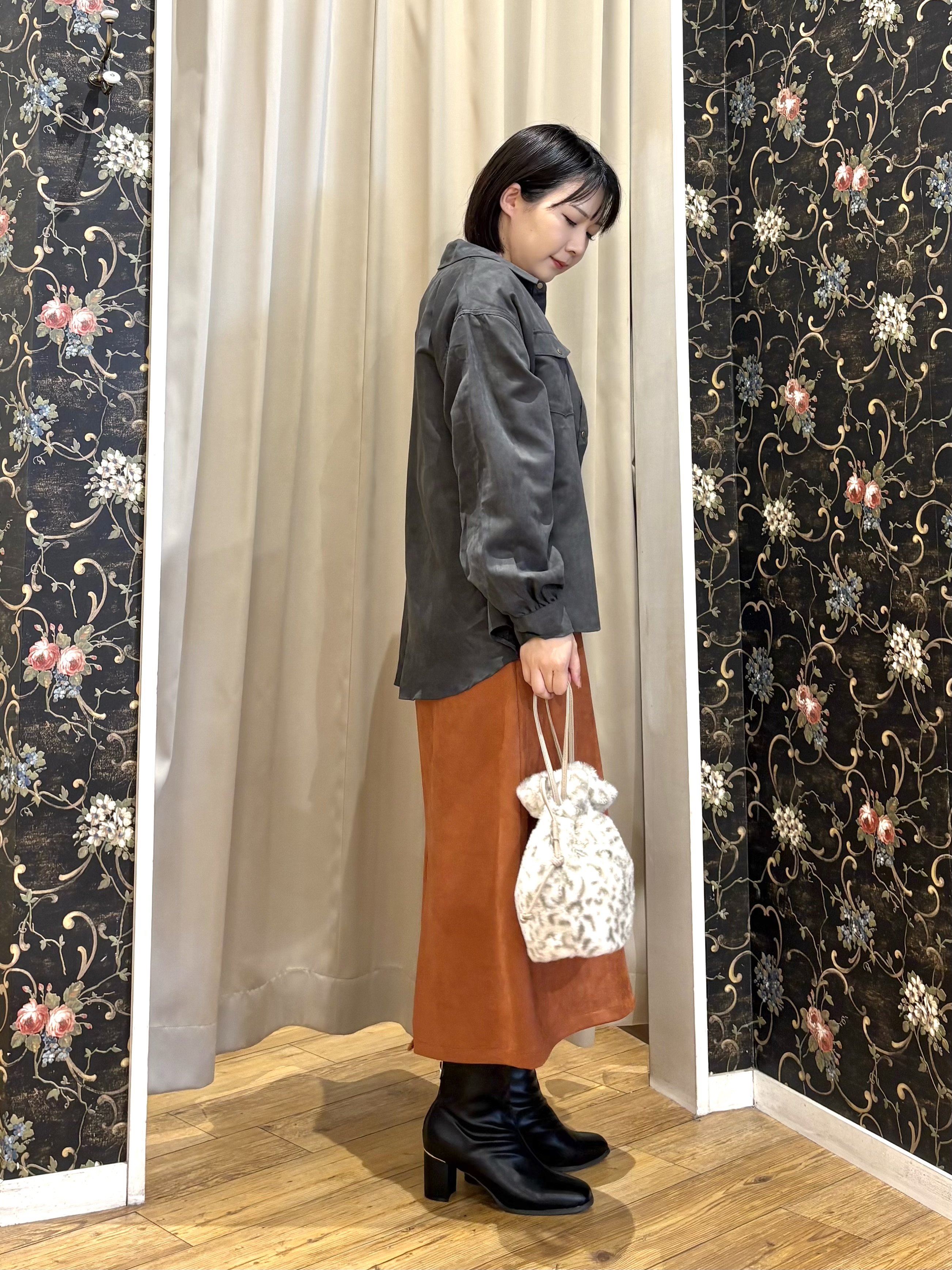 ネリさんの「SHOO･LA･RUE｜【S-LL/洗濯機可】なめらかさが心地いい。スエード調ポケットシャツ」を使ったコーディネート