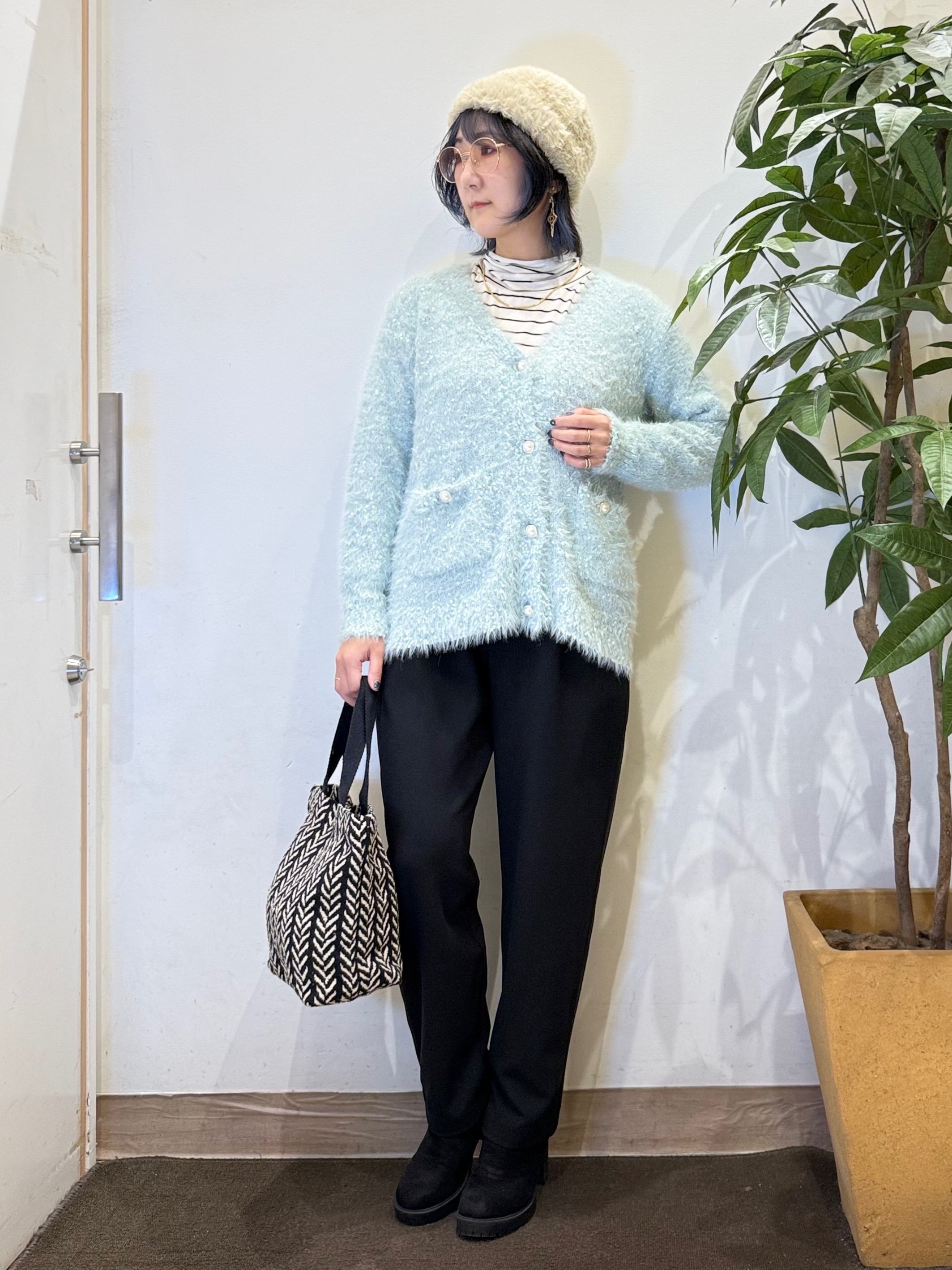 misakiさんの「SHOO･LA･RUE｜【洗濯機可】ふわふわフェザーⅤネックカーディガン」を使ったコーディネート
