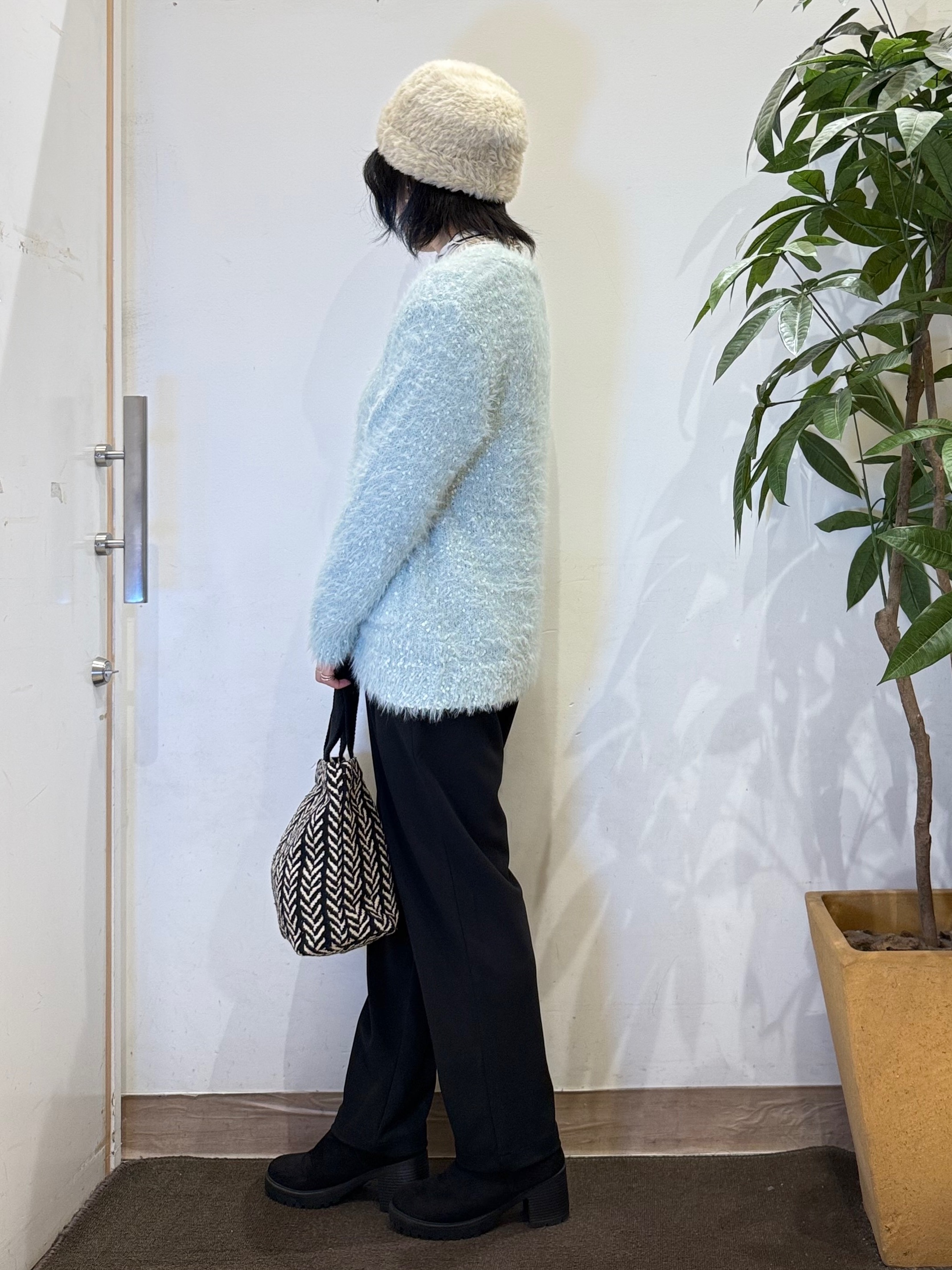 misakiさんの「SHOO･LA･RUE｜【洗濯機可】ふわふわフェザーⅤネックカーディガン」を使ったコーディネート