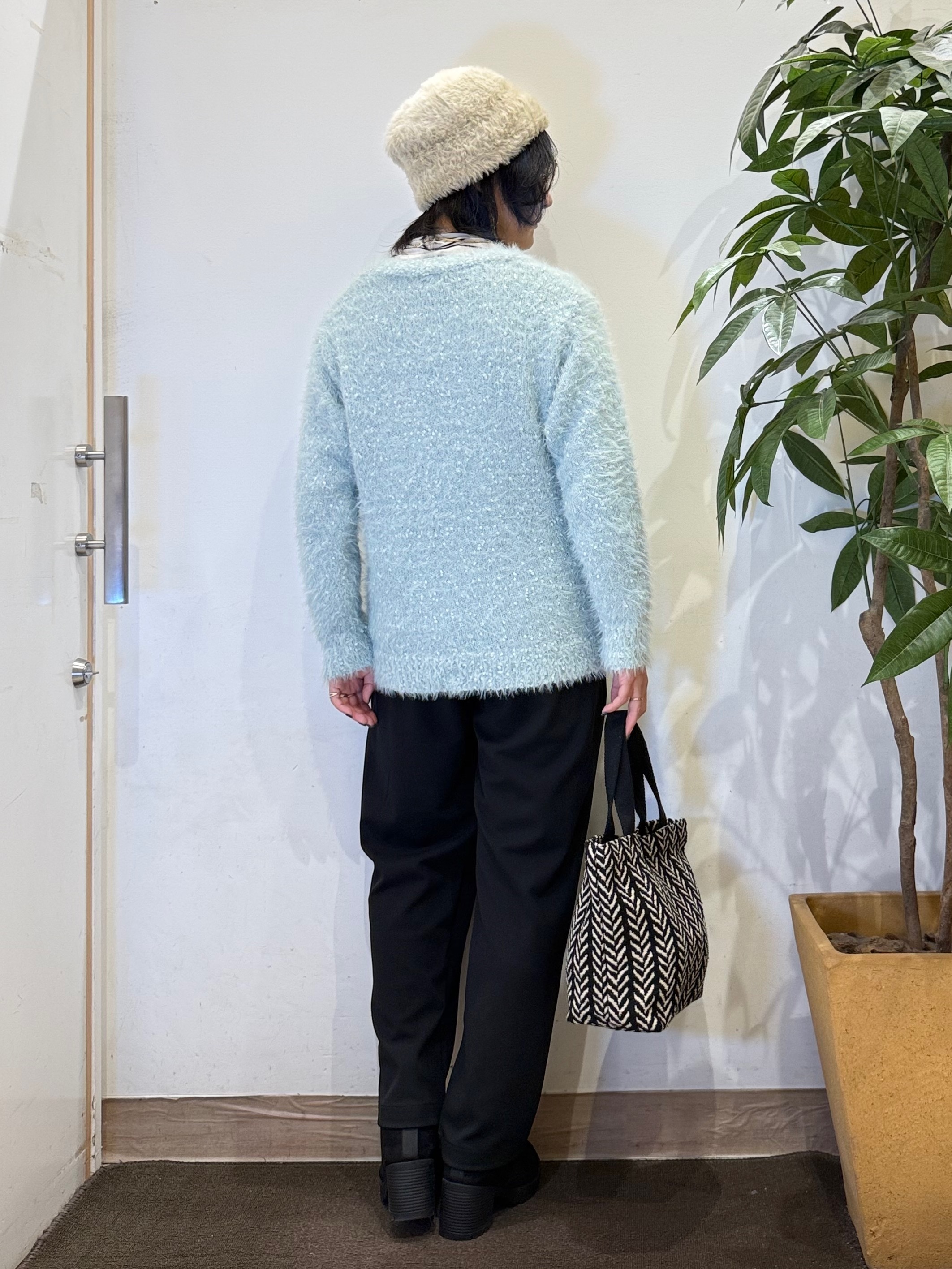 misakiさんの「SHOO･LA･RUE｜【洗濯機可】ふわふわフェザーⅤネックカーディガン」を使ったコーディネート