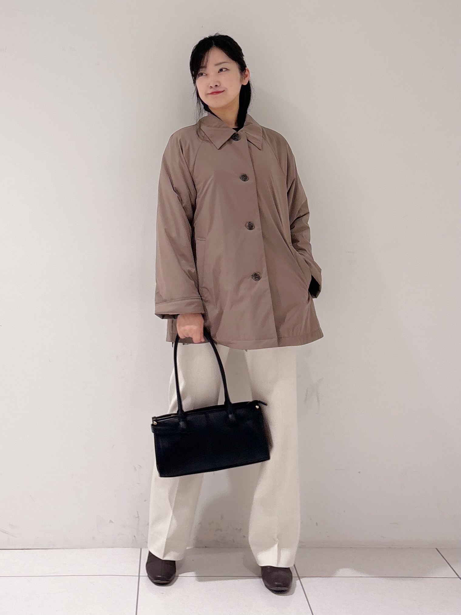 momokoさんの「INDIVI｜【超軽量／蓄熱／撥水】ステンカラー中綿ライトコート」を使ったコーディネート