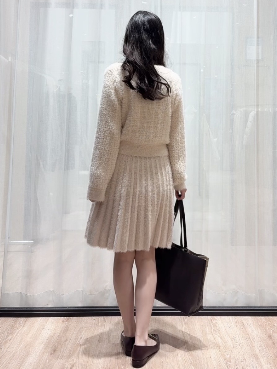 ぞうげさんの「OPAQUE.CLIP｜【セットアップ】ツィード調フラワーボタンカーディガン《洗濯機OK／抗ピル》」を使ったコーディネート
