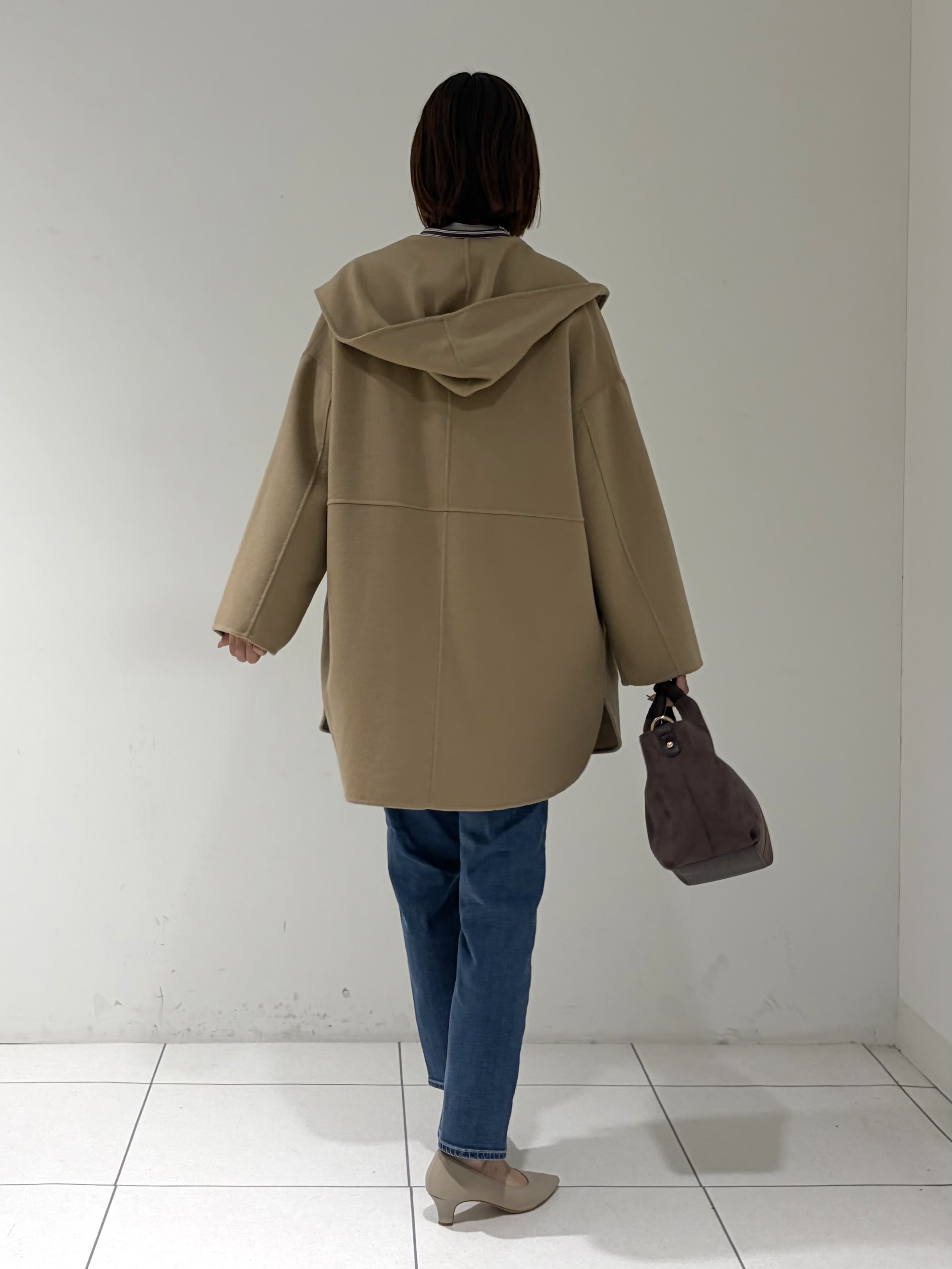 shioriさんの「INDIVI｜【ウール混／配色／ゆったり】ミドル丈リバーフーディコート」を使ったコーディネート