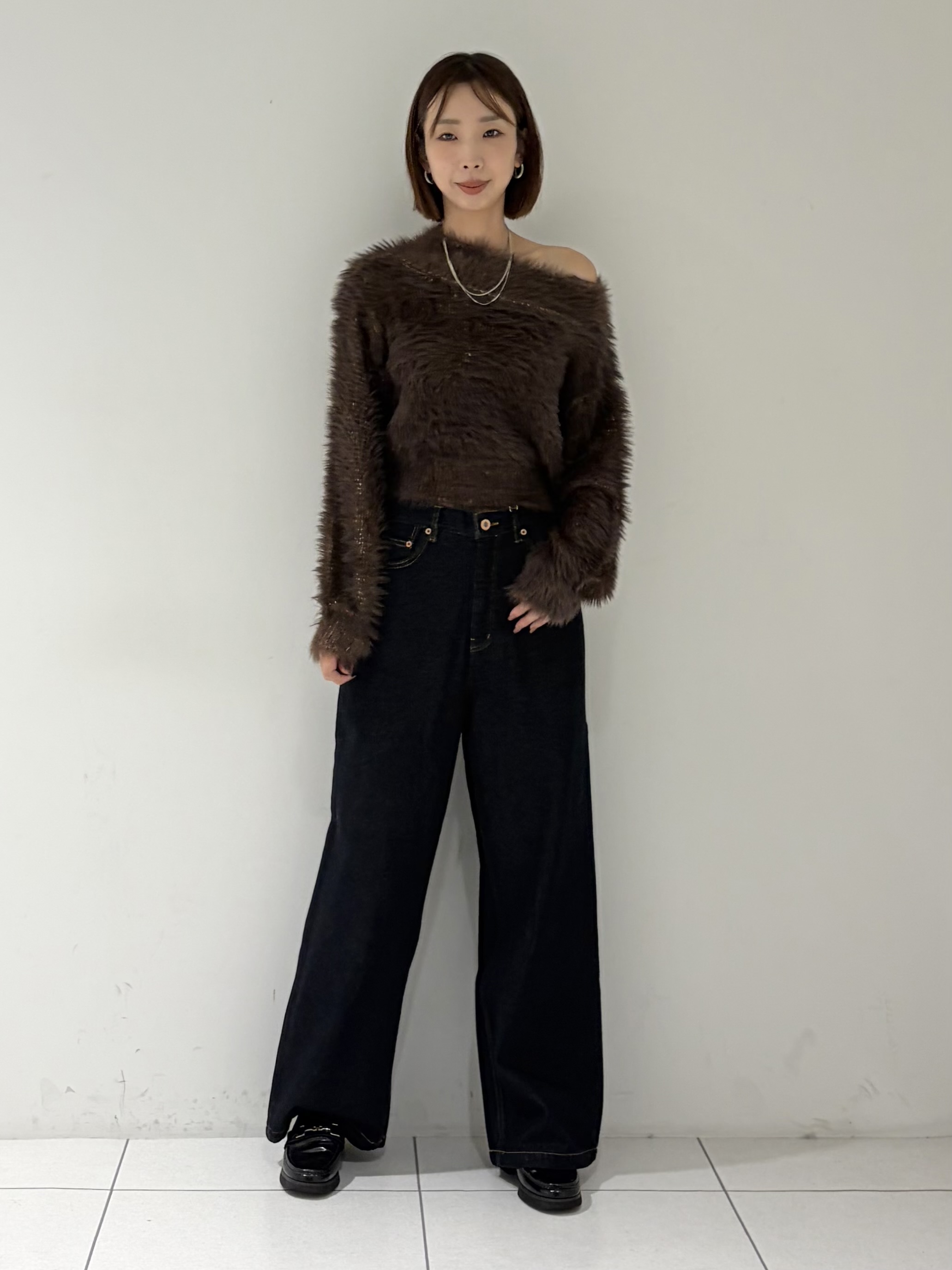 shioriさんの「INDIVI｜フェザーニットオフショルプルオーバー」を使ったコーディネート