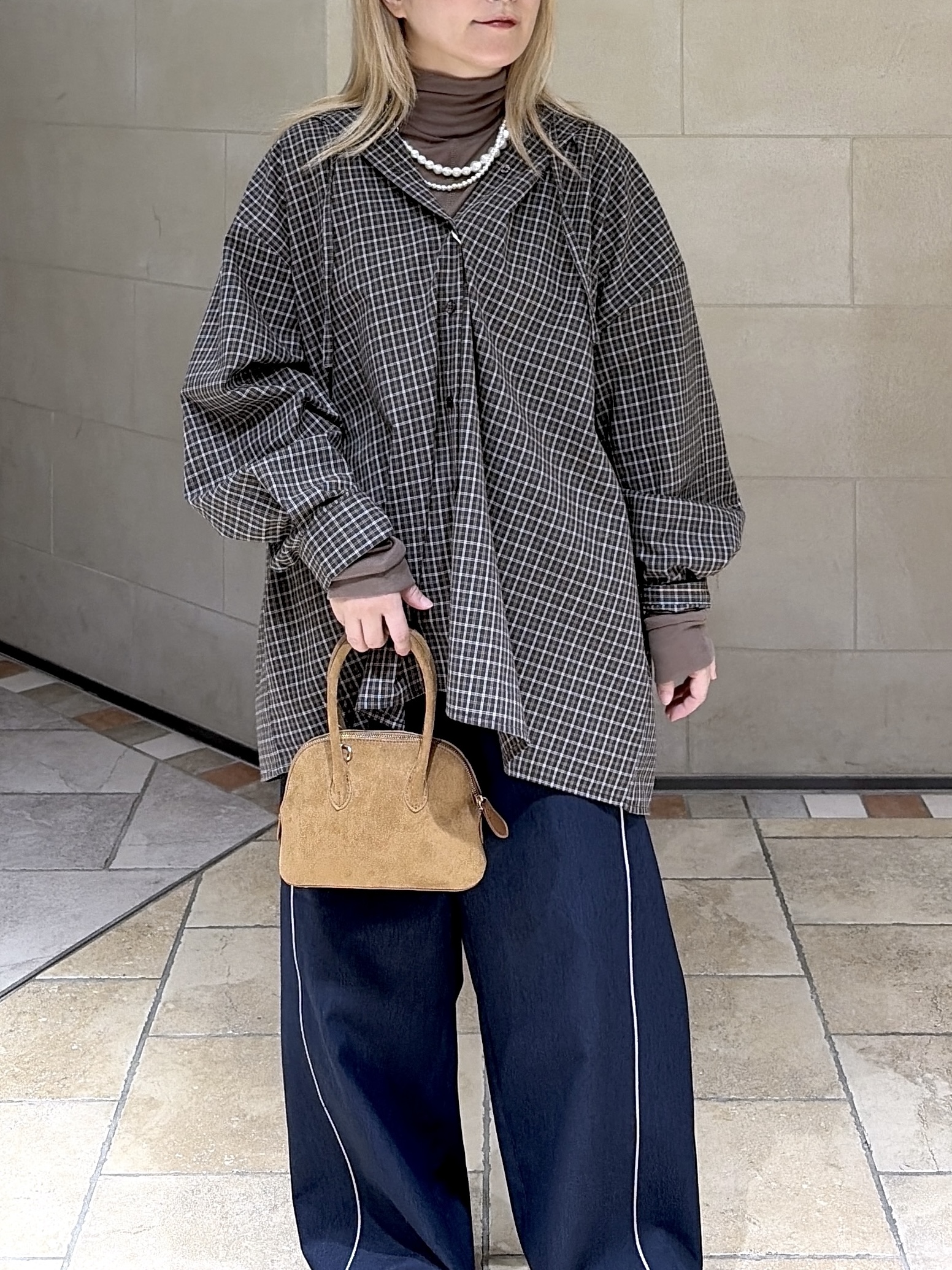 よねさんの「INDIVI｜チェックフーディオーバーシャツ」を使ったコーディネート
