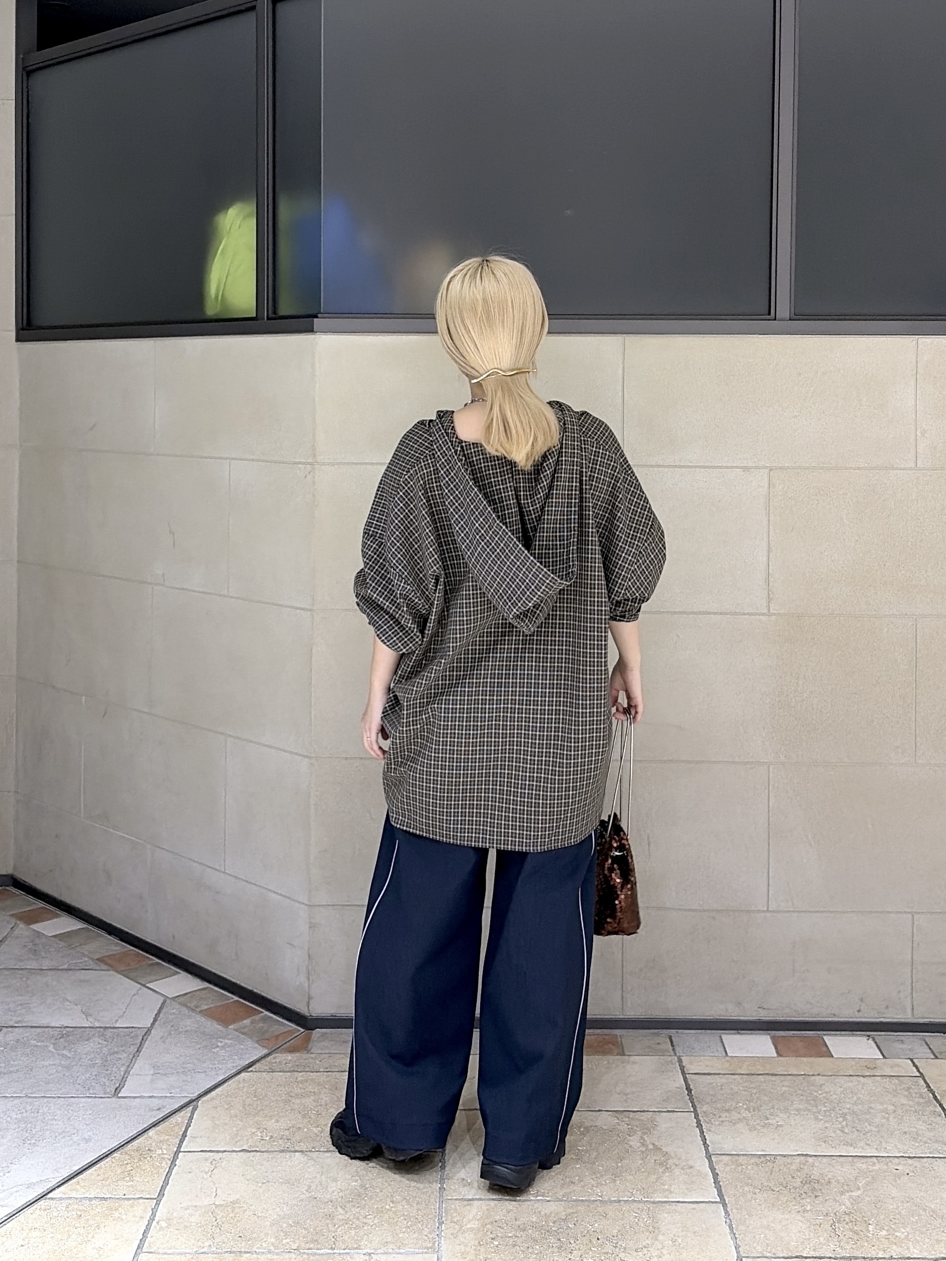 よねさんの「INDIVI｜チェックフーディオーバーシャツ」を使ったコーディネート
