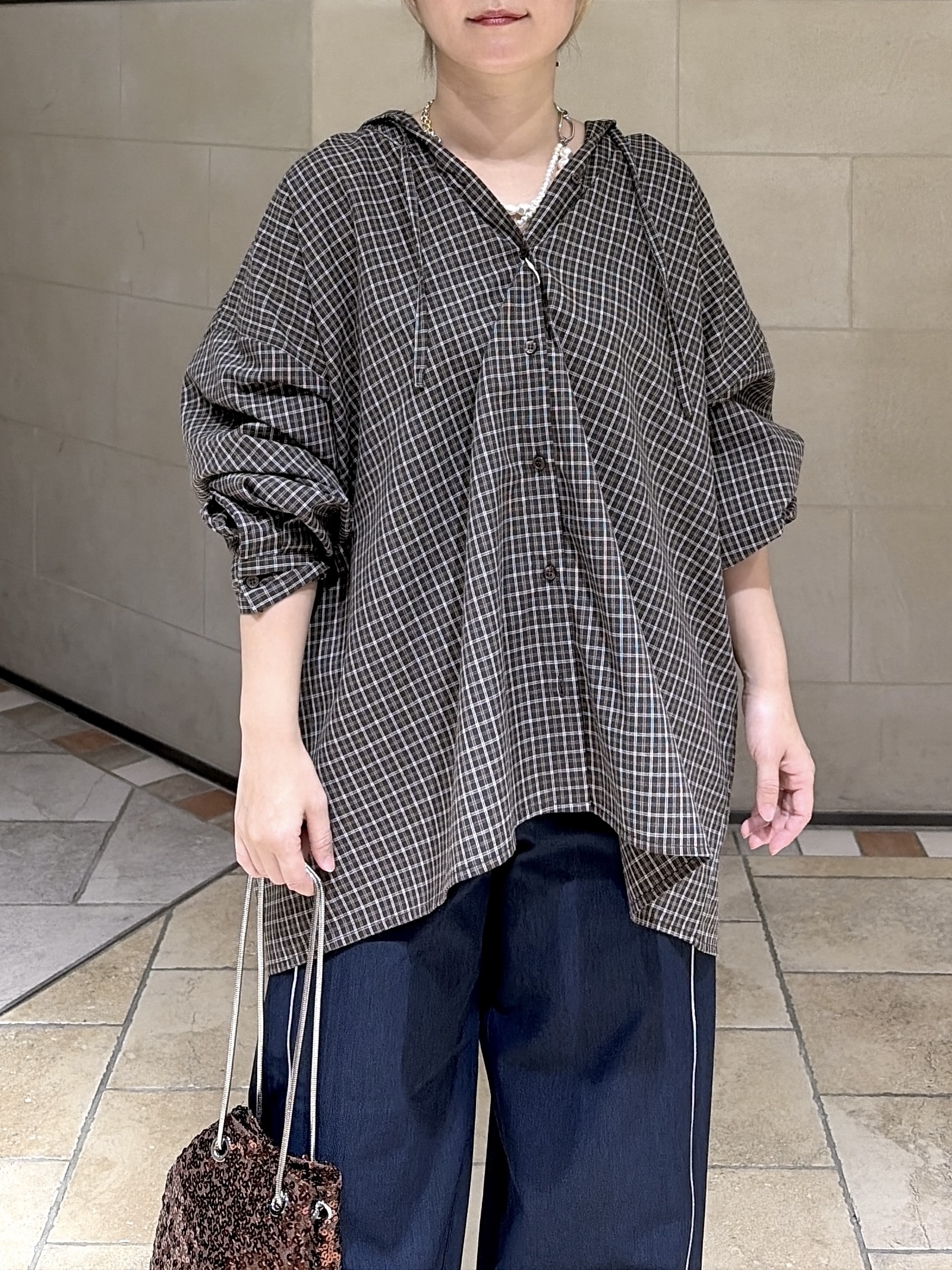 よねさんの「INDIVI｜チェックフーディオーバーシャツ」を使ったコーディネート