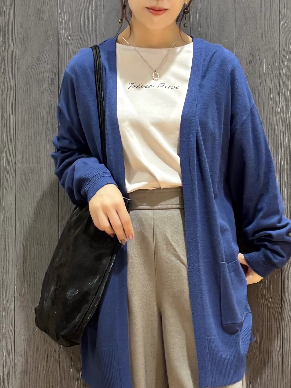 meiさんの「SHOO･LA･RUE｜【体型カバー/洗濯機可/ポケット付き】ゆるシルエット もちもち ボタンレスカーディガン」を使ったコーディネート