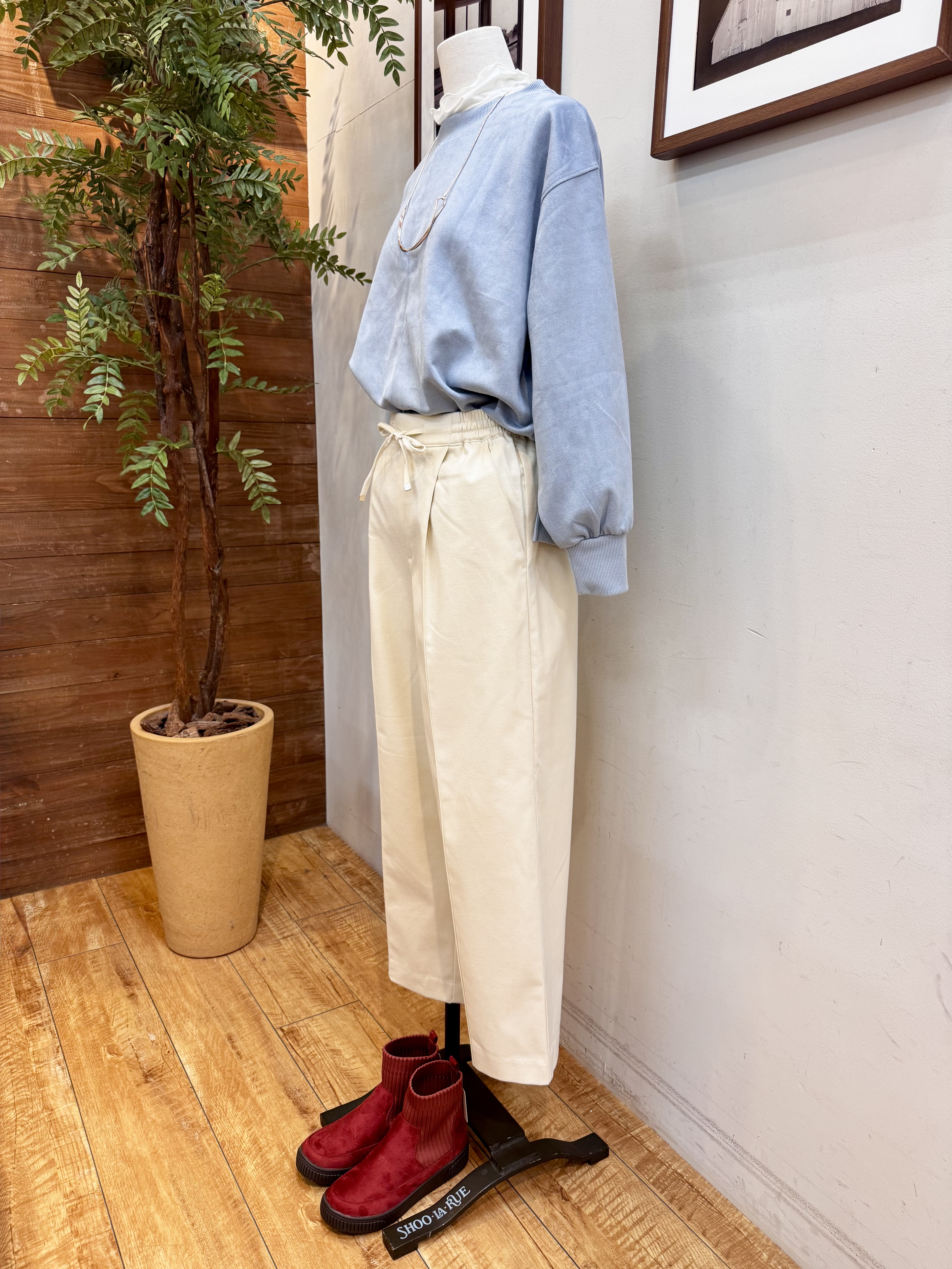 山本まどかさんの「SHOO･LA･RUE｜【S-LL/体型カバー/セットアップ可】インせず着られる やわらか スエード調トップス」を使ったコーディネート