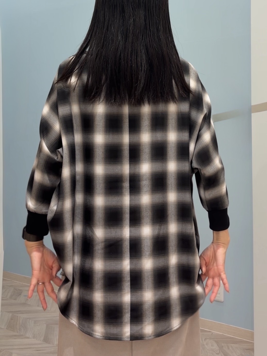 大西直穂さんの「SHOO･LA･RUE｜【毛玉になりにくい/S-LL/洗濯機可/体型カバー】Vネックゆったりカーディガン」を使ったコーディネート