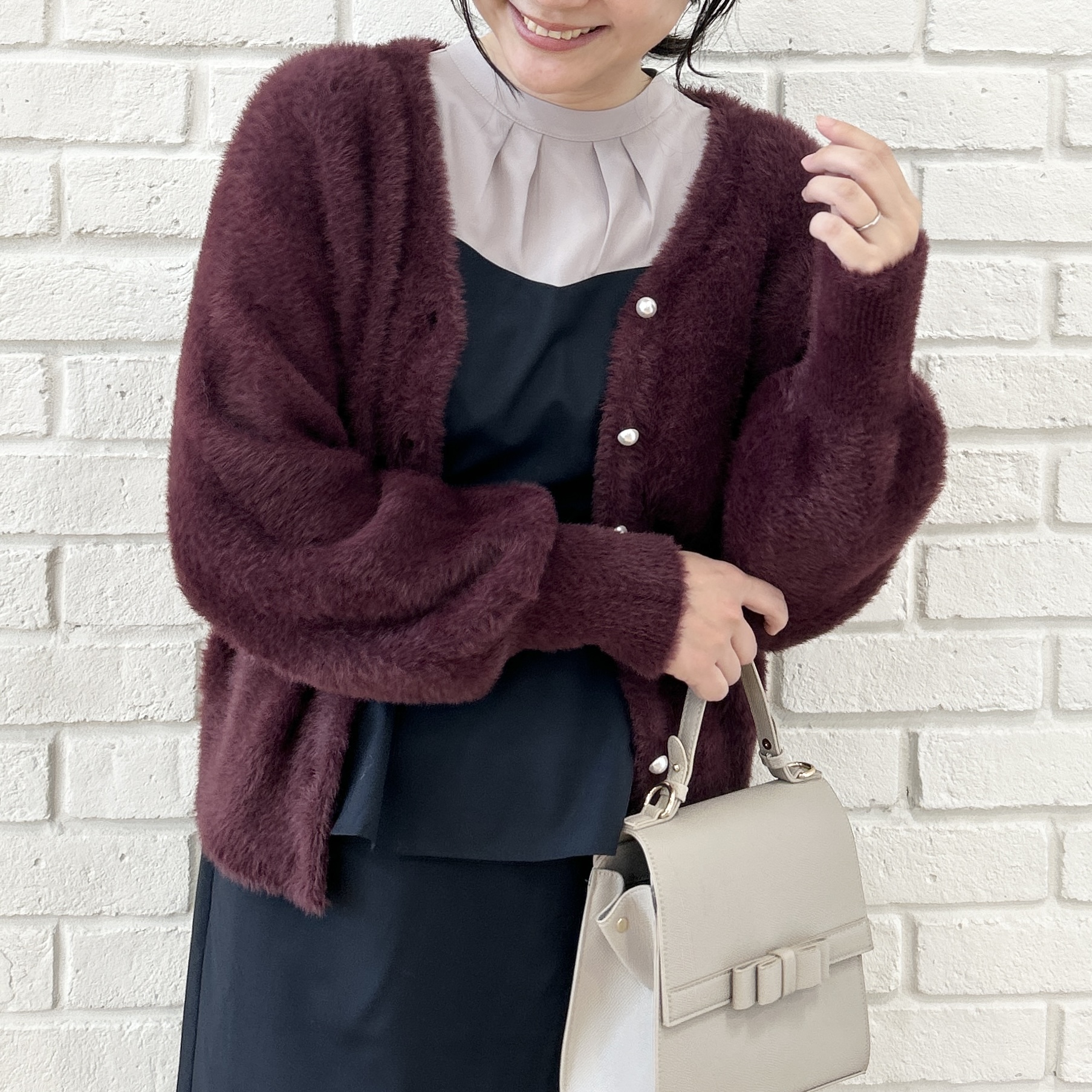 shinoさんの「Couture brooch｜【ふわふわフェザー】前後2WAY ニットカーディガン」を使ったコーディネート