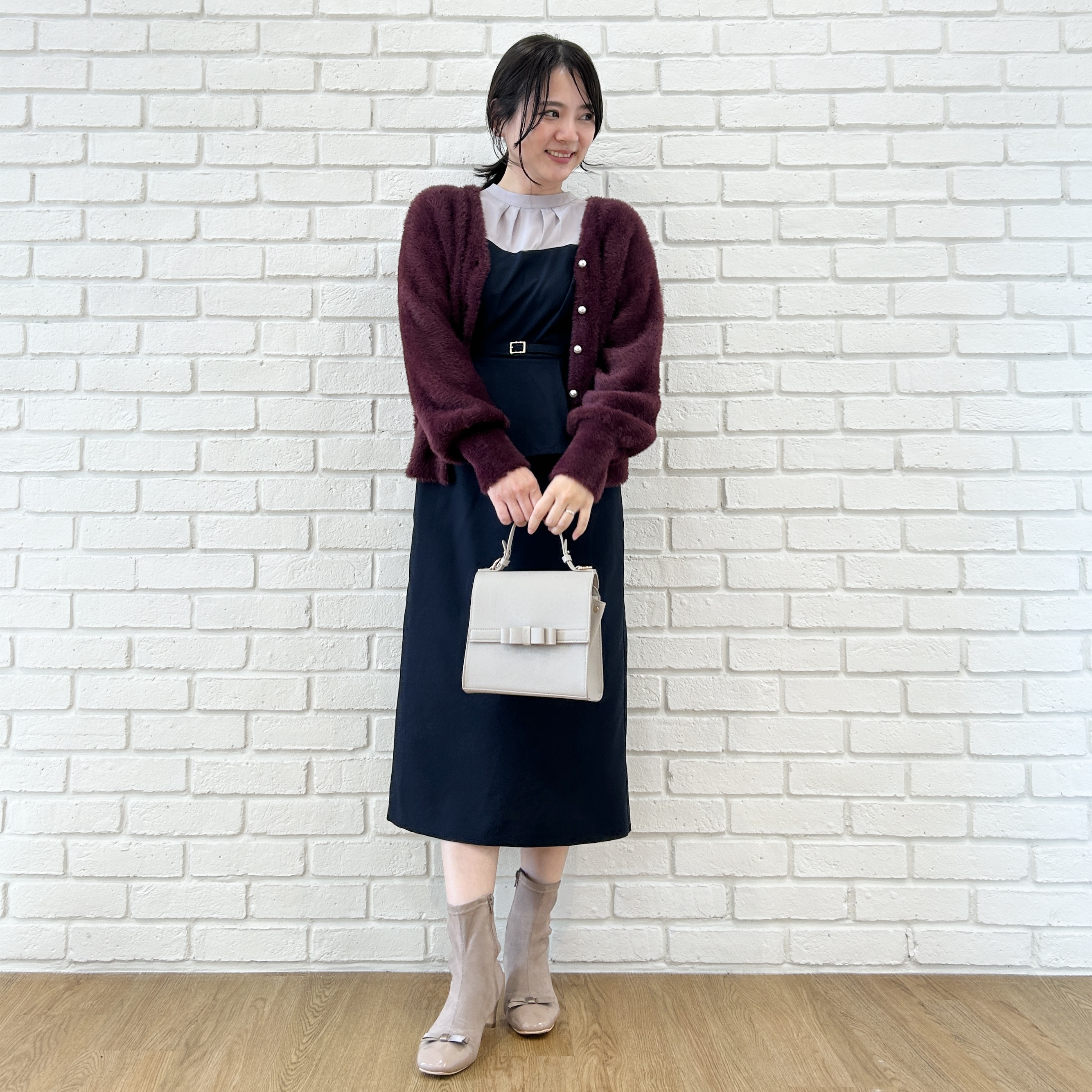 shinoさんの「Couture brooch｜【ふわふわフェザー】前後2WAY ニットカーディガン」を使ったコーディネート