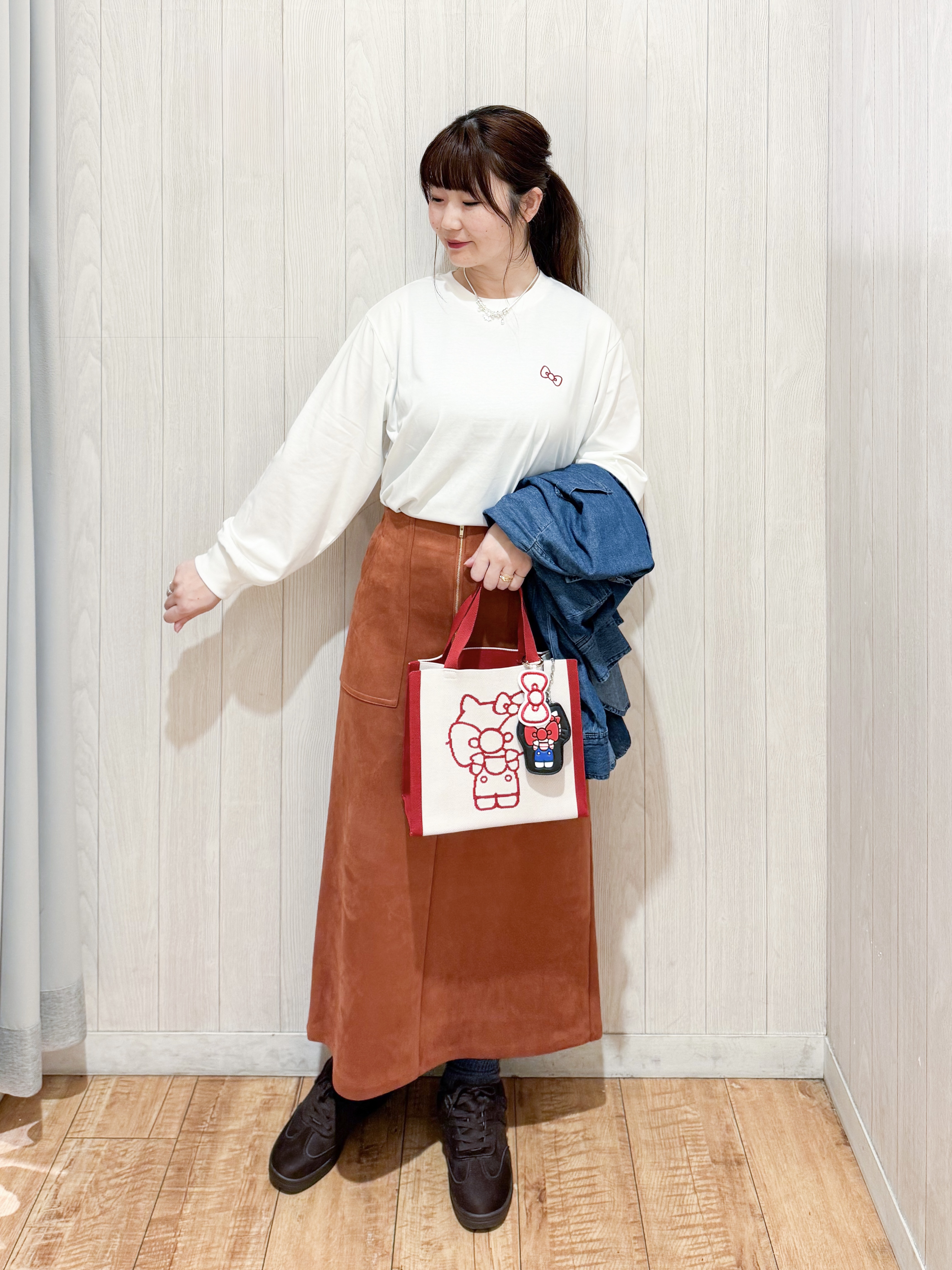 愛さんの「SHOO･LA･RUE｜【S-LL/洗濯機可/体型カバー】ライトオンスデニム ダブルポケット オーバーサイズシャツ」を使ったコーディネート