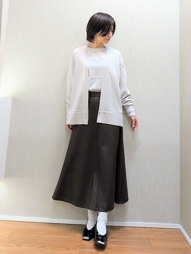 ミズタさんの「UNTITLED｜【アンサンブル可能/オンオフ使える】シルクウールカシミヤプルオーバー」を使ったコーディネート