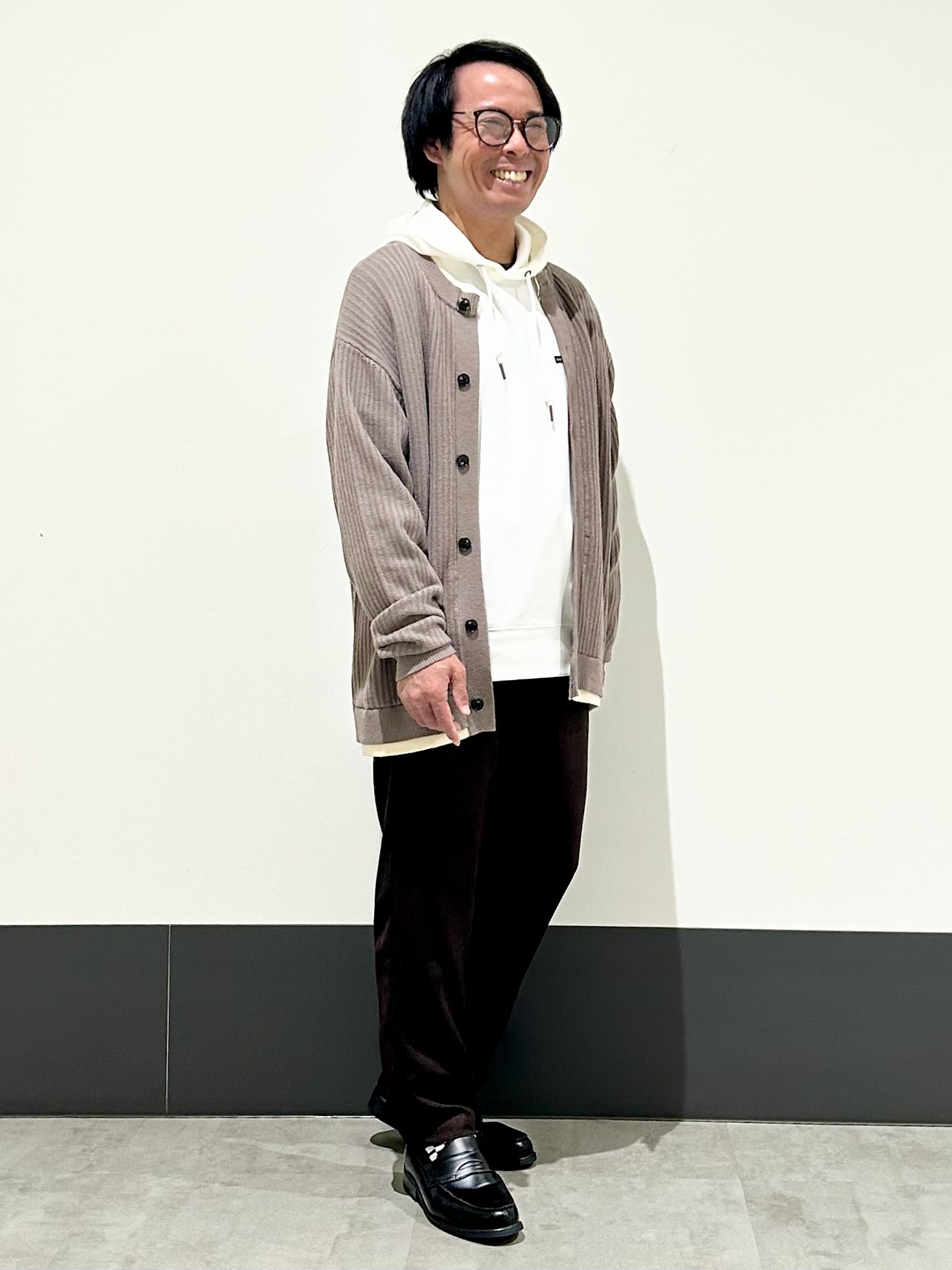 KENJI Iさんの「THE SHOP TK｜レイヤードデザイン カーディガン」を使ったコーディネート
