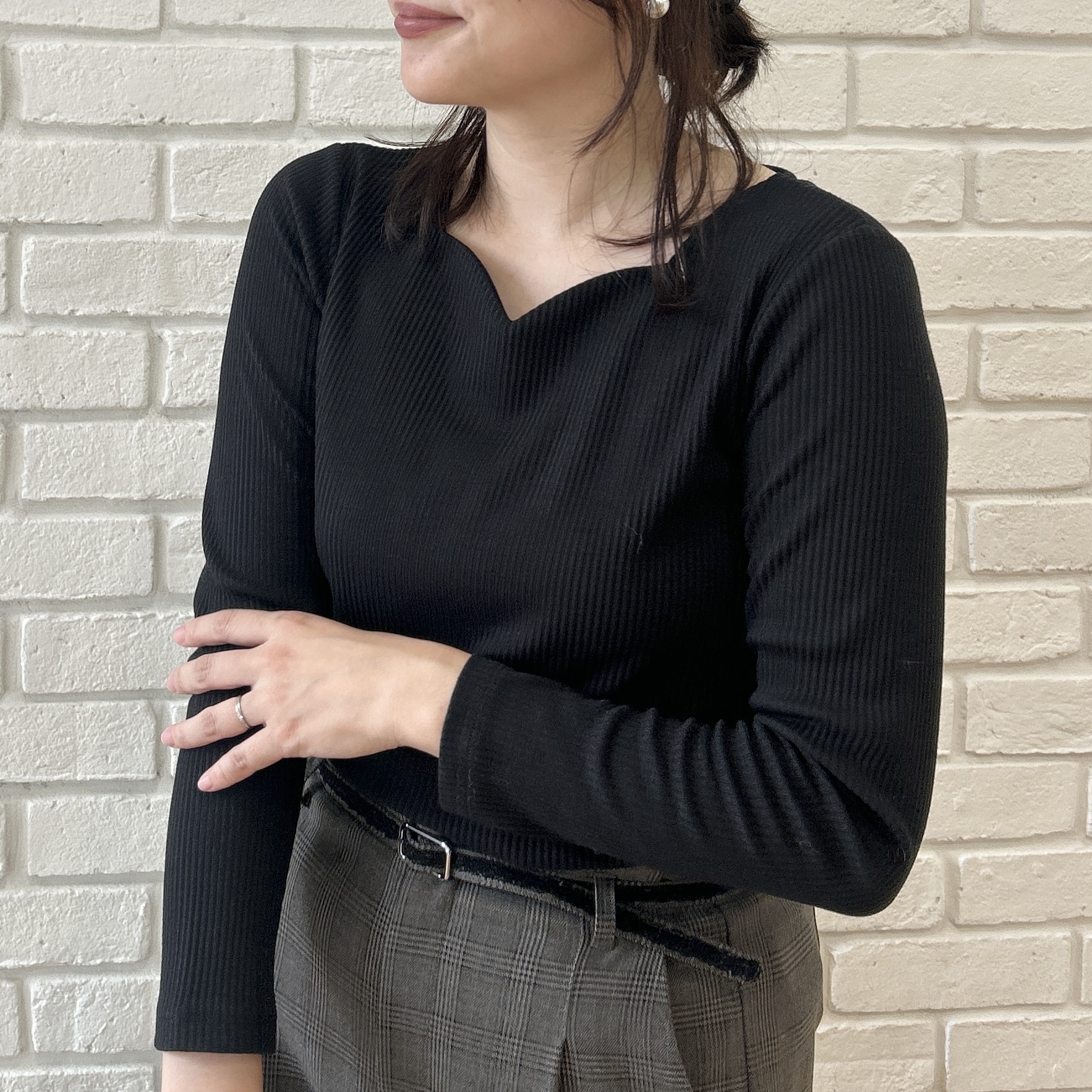 shinoさんの「Couture brooch｜【デコルテ美しく】ハートネック テレコトップス」を使ったコーディネート