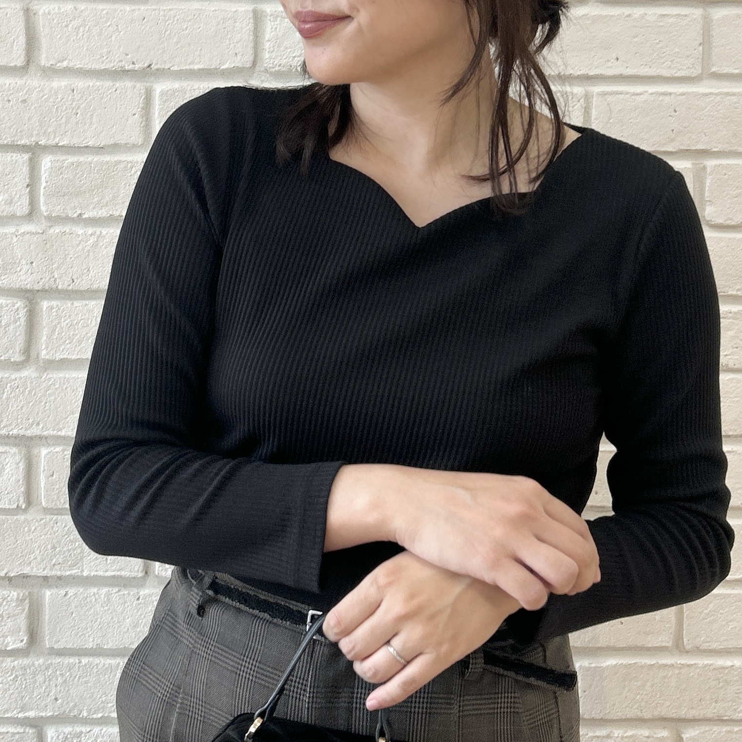 shinoさんの「Couture brooch｜【デコルテ美しく】ハートネック テレコトップス」を使ったコーディネート