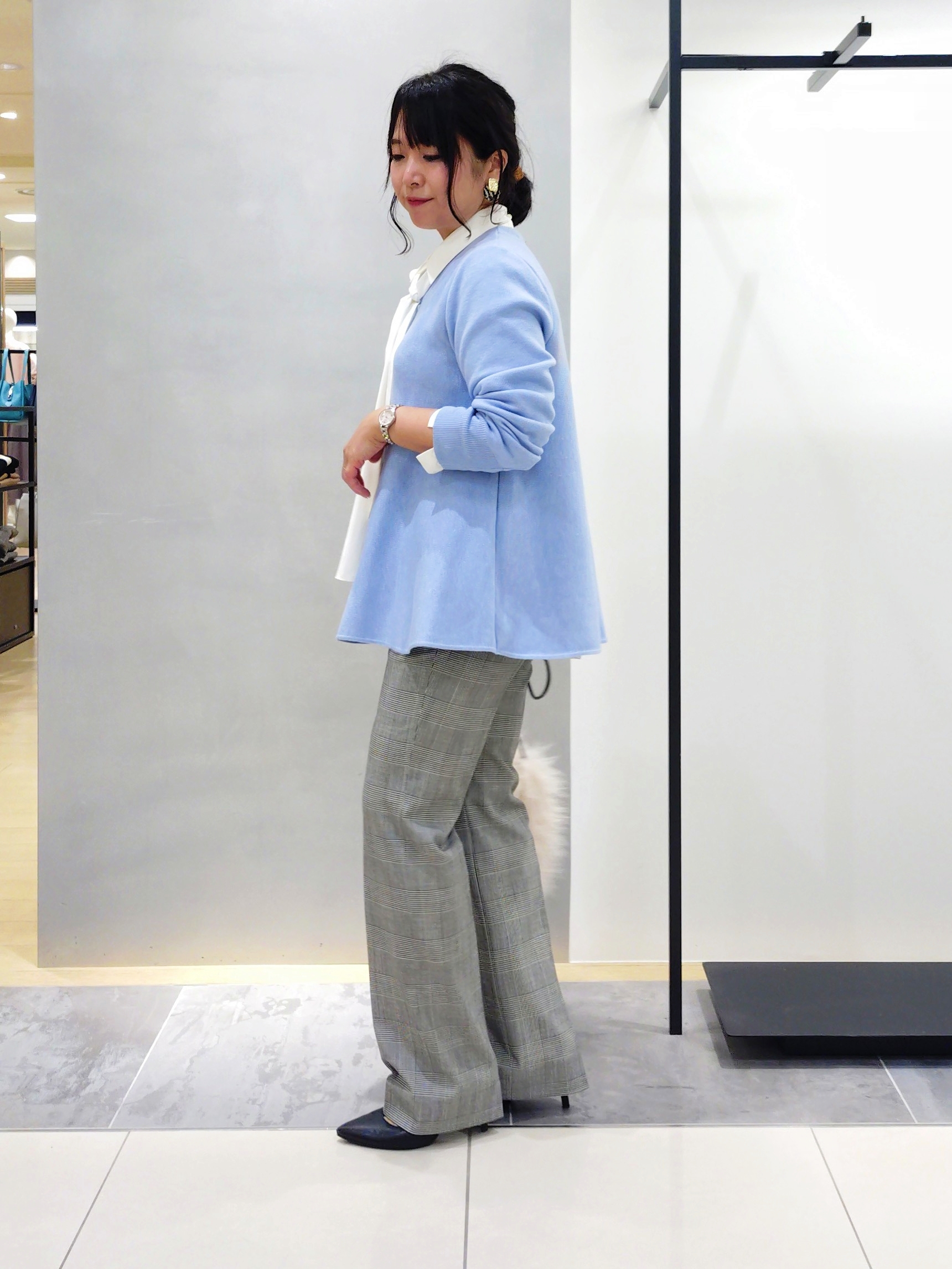 TOMOMIさんの「INDIVI｜【トレンド◎／軽量】カーリーファーポシェットバッグ」を使ったコーディネート