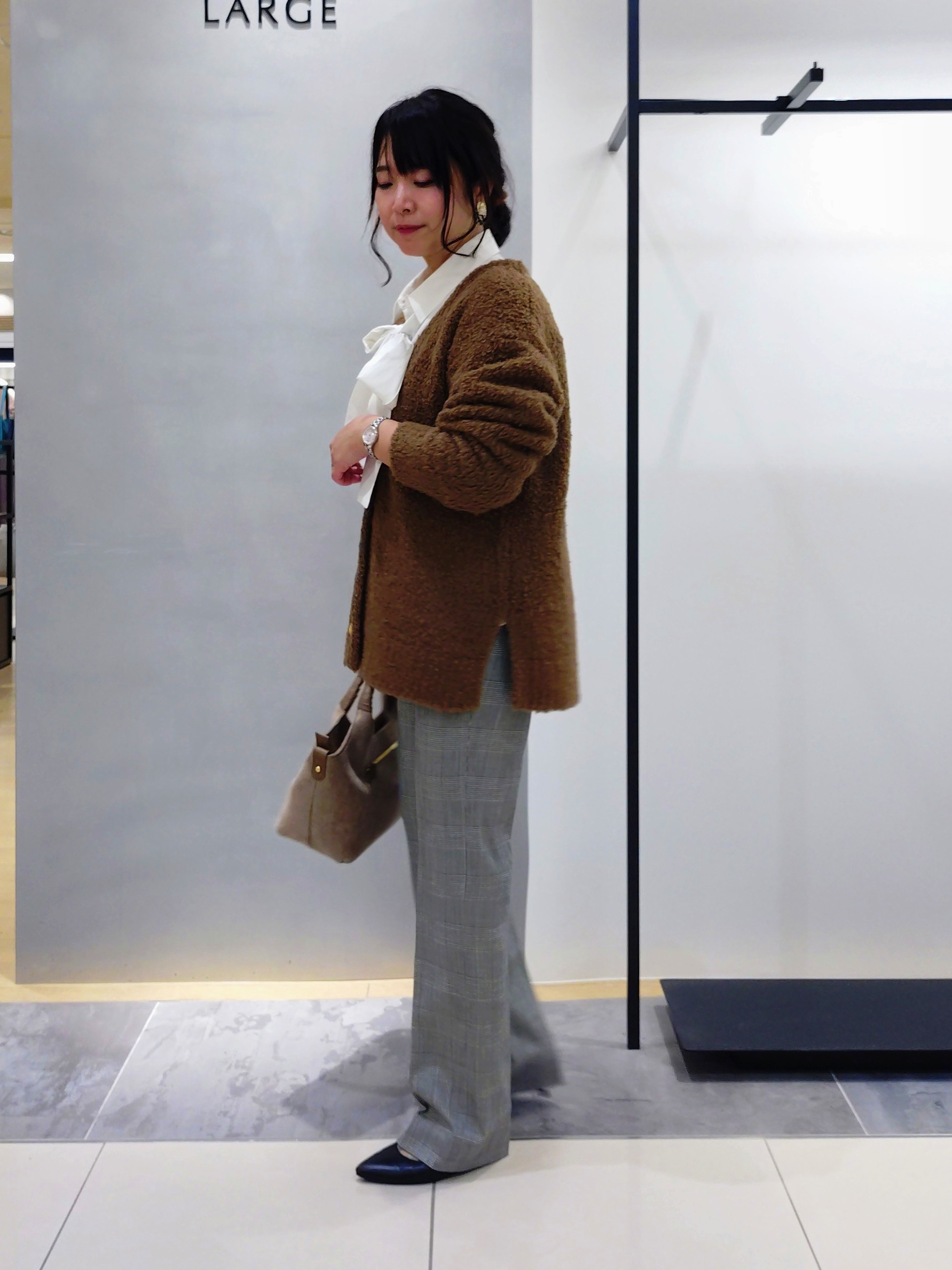 TOMOMIさんの「INDIVI｜【ストレッチ◎】取外し可ボウタイシャツ」を使ったコーディネート
