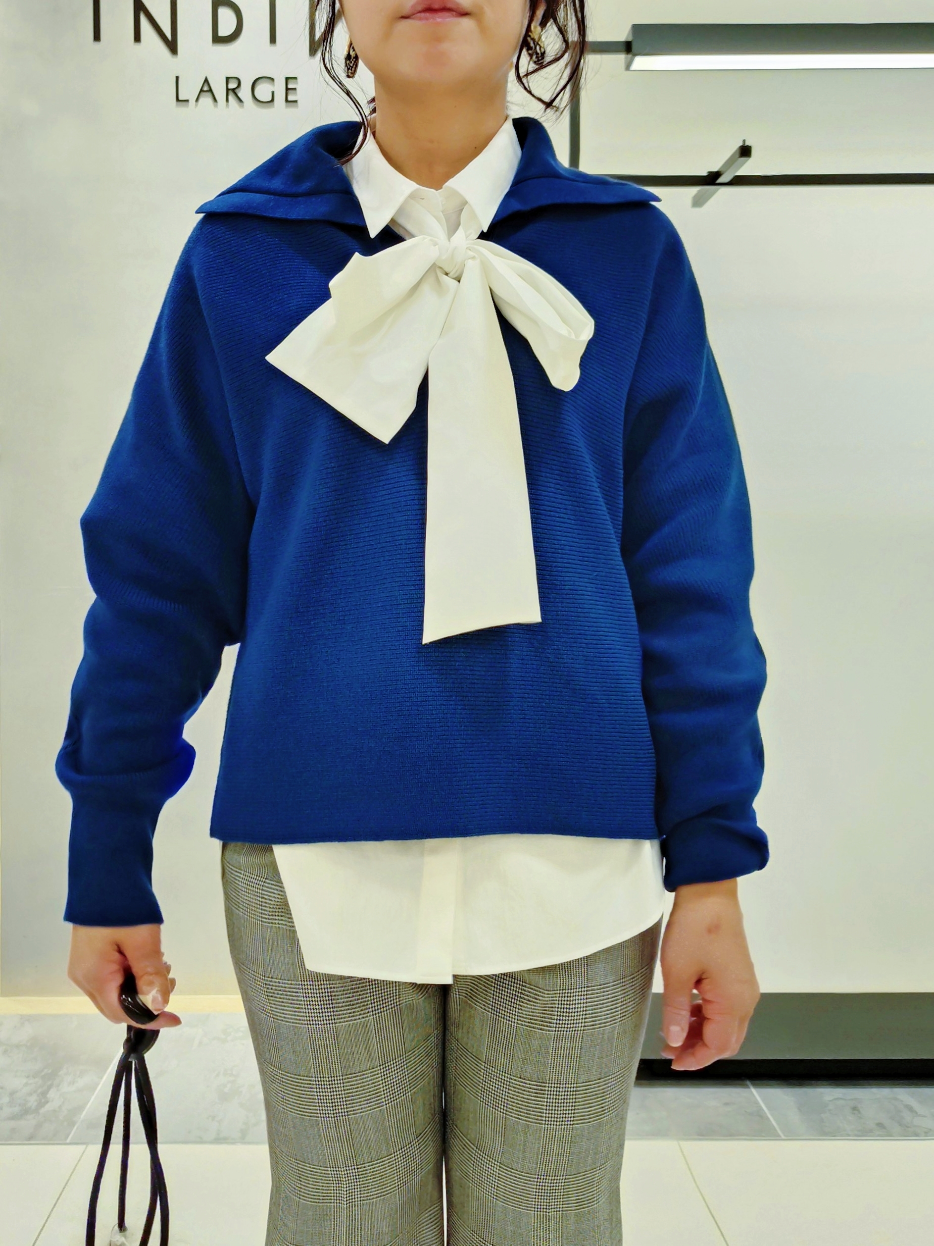 TOMOMIさんの「INDIVI｜【トレンド◎／軽量】カーリーファーポシェットバッグ」を使ったコーディネート