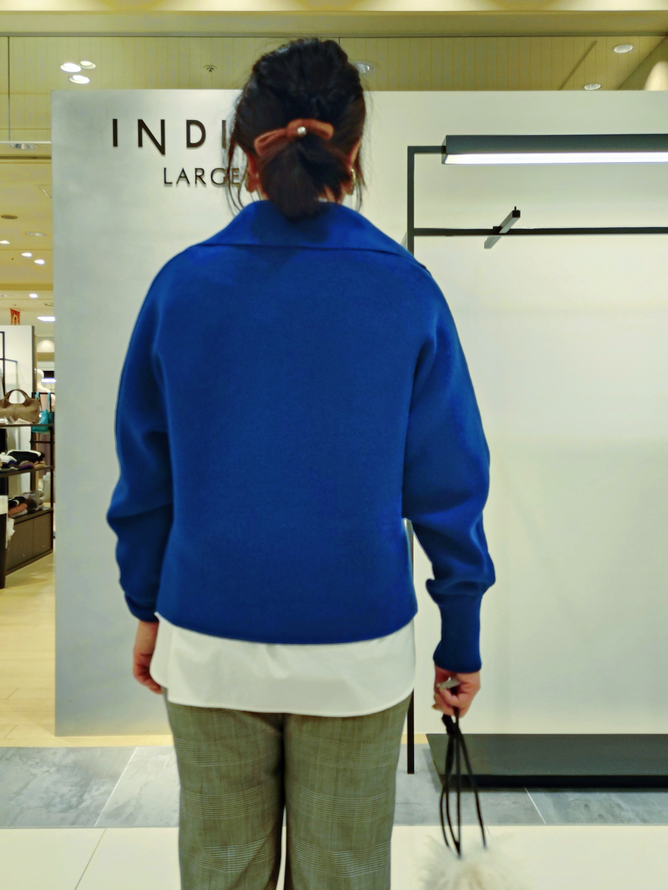 TOMOMIさんの「INDIVI｜【トレンド◎／軽量】カーリーファーポシェットバッグ」を使ったコーディネート