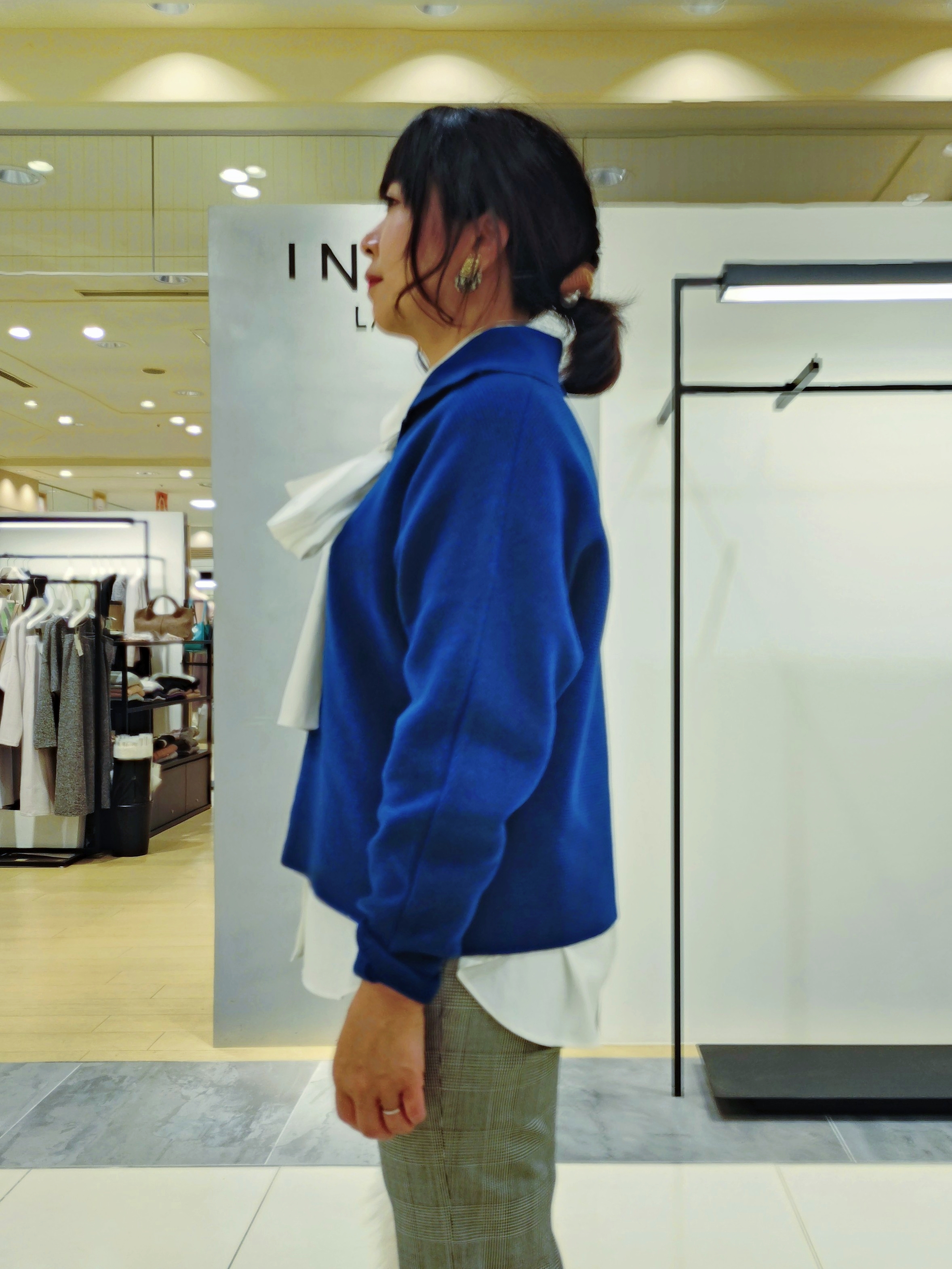 TOMOMIさんの「INDIVI｜【トレンド◎／軽量】カーリーファーポシェットバッグ」を使ったコーディネート