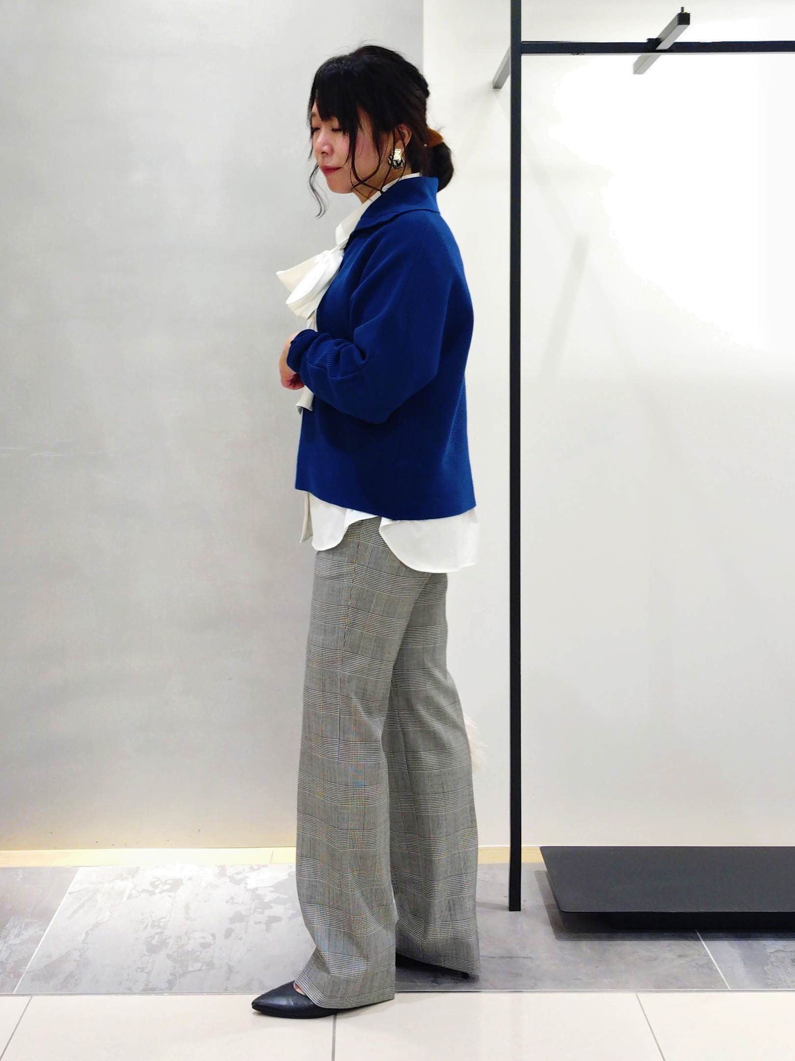 TOMOMIさんの「INDIVI｜【トレンド◎／軽量】カーリーファーポシェットバッグ」を使ったコーディネート
