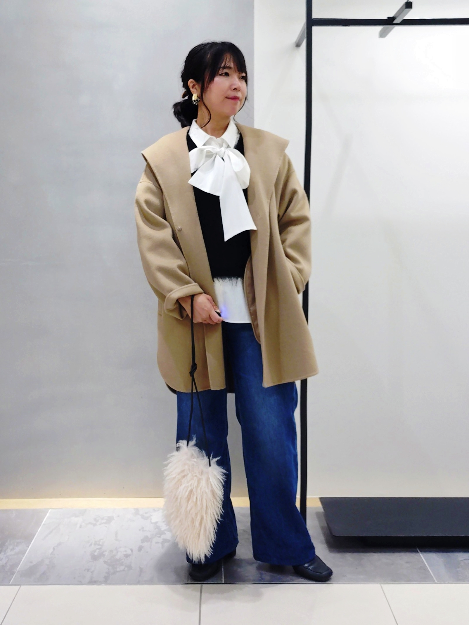 TOMOMIさんの「INDIVI｜【トレンド◎／軽量】カーリーファーポシェットバッグ」を使ったコーディネート