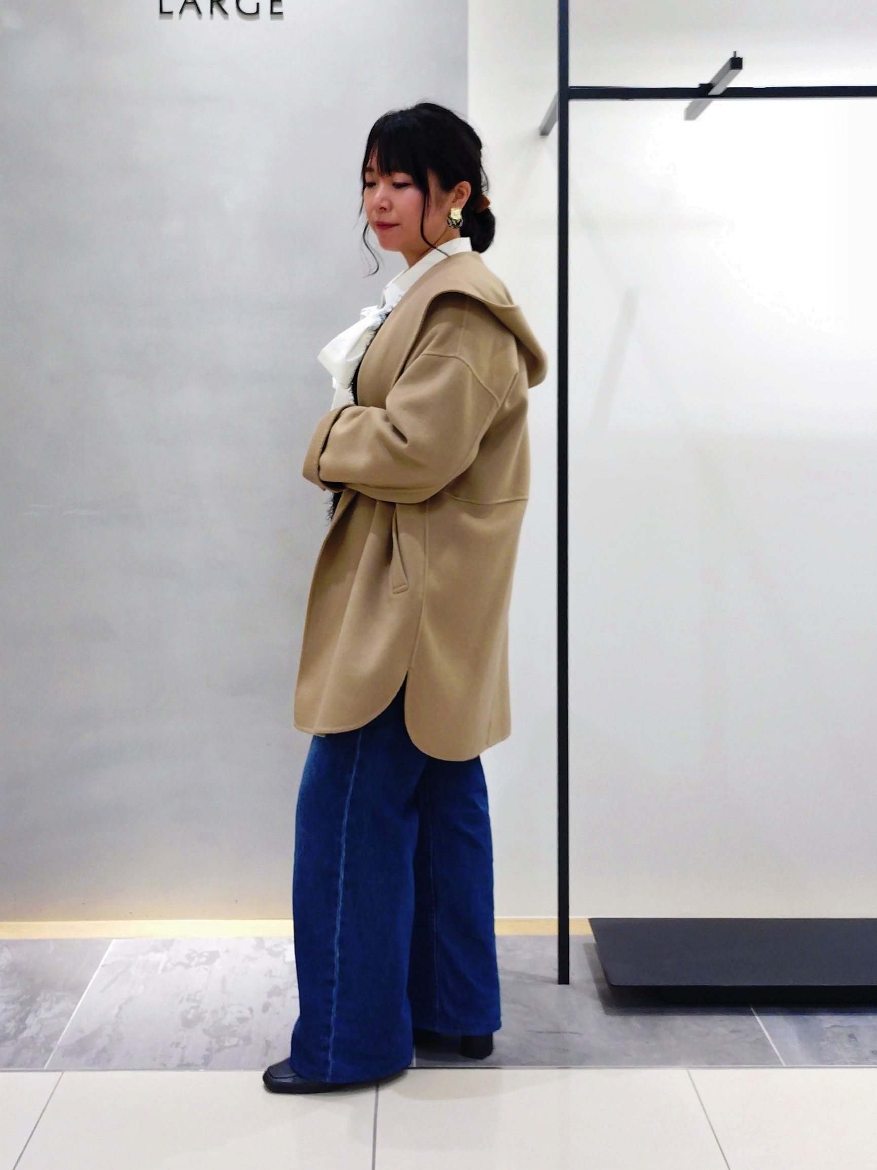 TOMOMIさんの「INDIVI｜【トレンド◎／軽量】カーリーファーポシェットバッグ」を使ったコーディネート