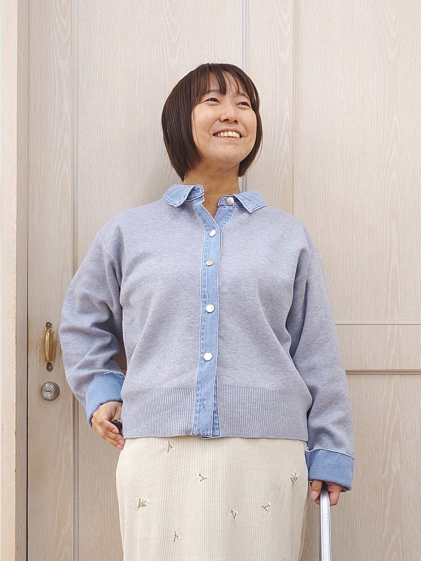 とろろさんの「SHOO･LA･RUE｜【S-LL/洗濯機可】デニム／チェック切替でこなれ見え 金ボタンニットカーディガン」を使ったコーディネート