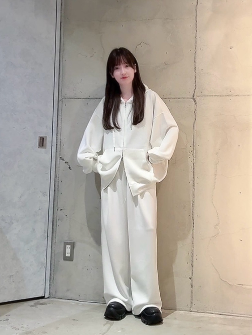 MIKAさんの「tk.TAKEO KIKUCHI｜【TOROMIシリーズ】シルキータッチスウェットパンツ」を使ったコーディネート