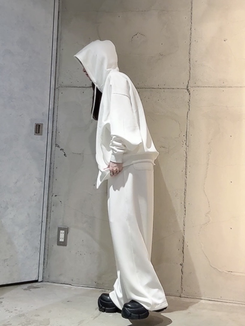 MIKAさんの「tk.TAKEO KIKUCHI｜【TOROMIシリーズ】シルキータッチスウェットパンツ」を使ったコーディネート