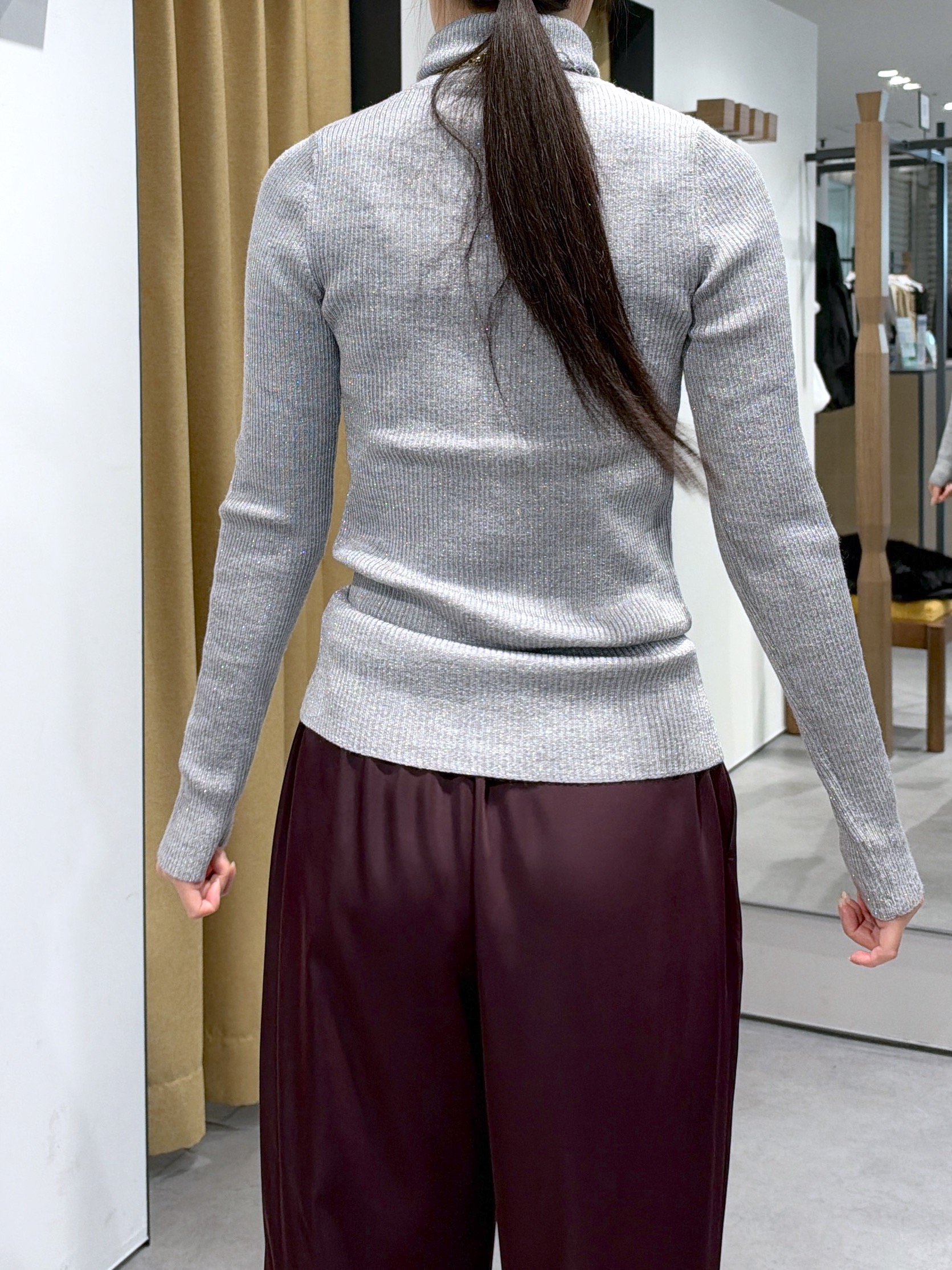 Renoさんの「INDIVI｜ラメリブタートルニット【LIVE紹介／上枝みどりさん着用】」を使ったコーディネート