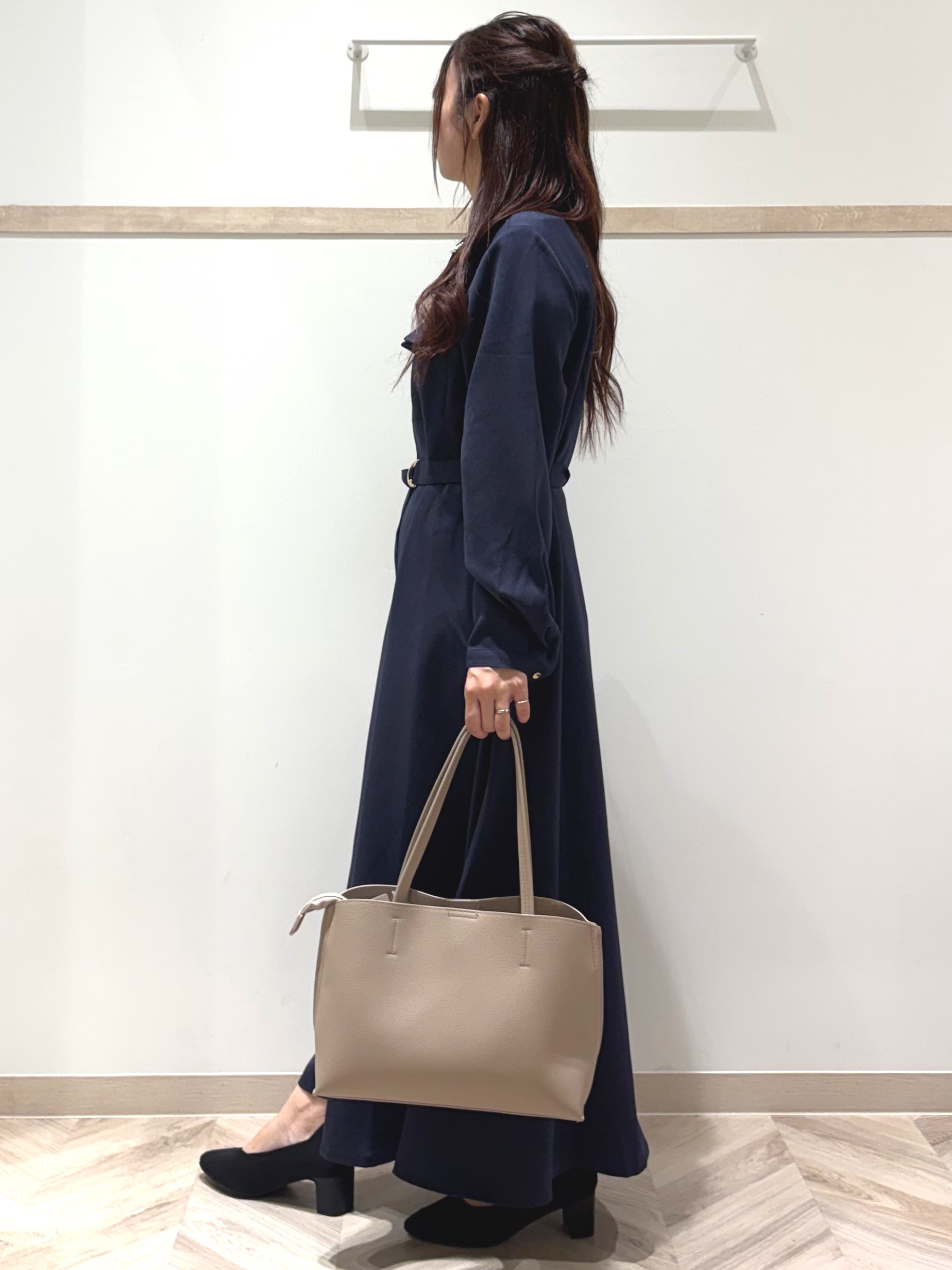 nanaさんの「SHOO･LA･RUE｜【S-LL/洗濯機可】フレアシルエットが上品見え バンドカラーベルト付シャツワンピース」を使ったコーディネート