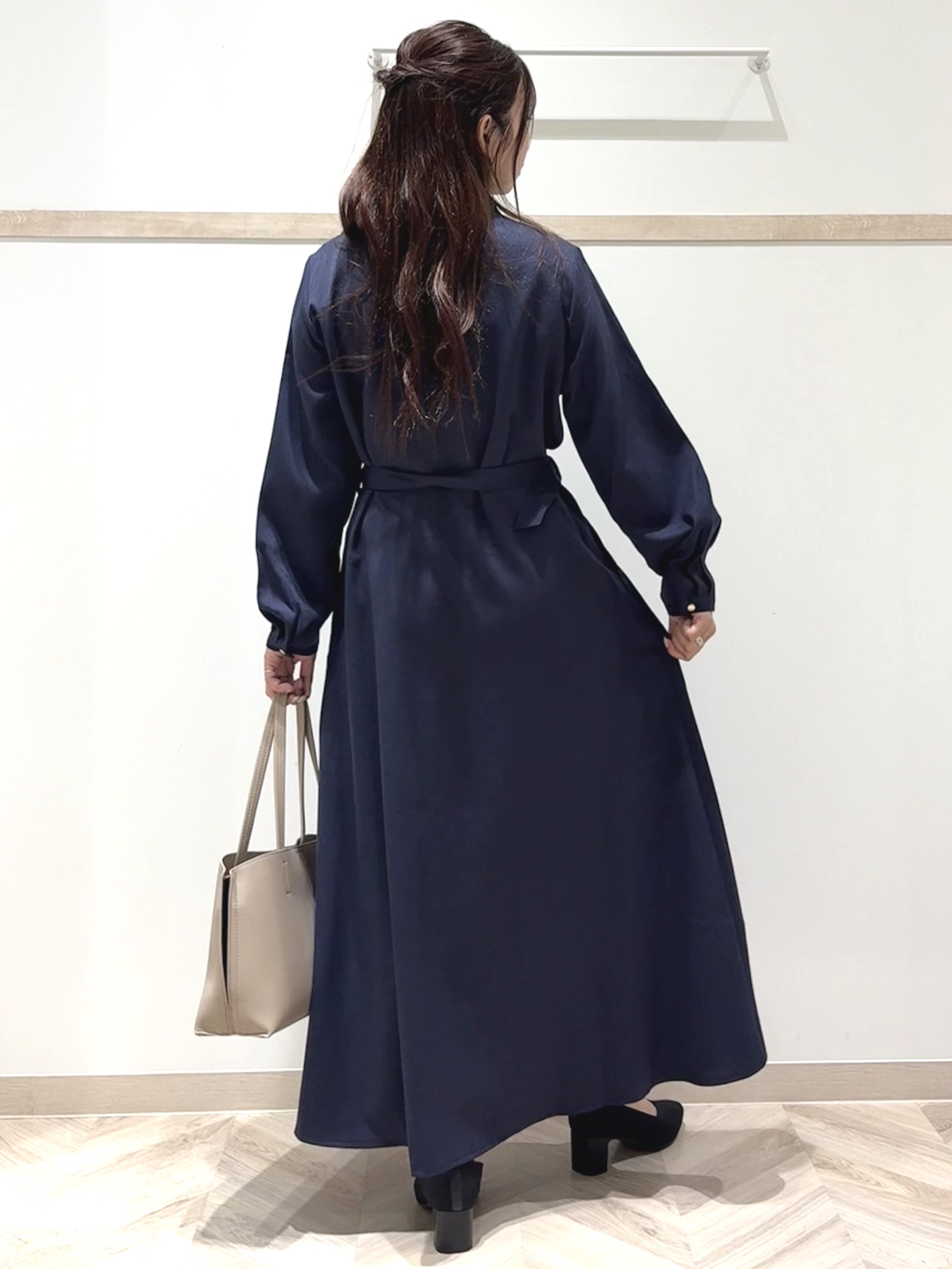 nanaさんの「SHOO･LA･RUE｜【S-LL/洗濯機可】フレアシルエットが上品見え バンドカラーベルト付シャツワンピース」を使ったコーディネート