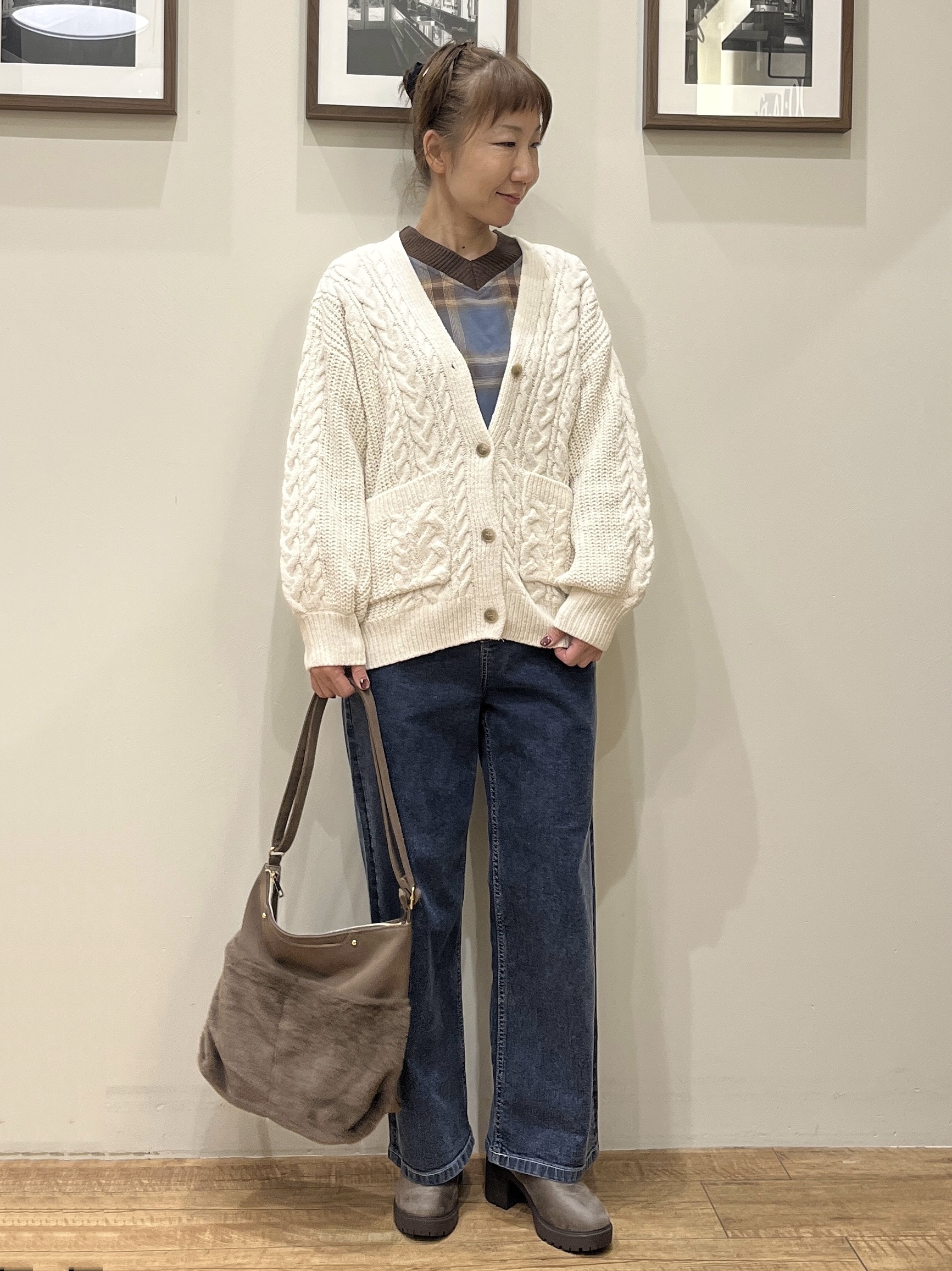 まつみさんの「SHOO･LA･RUE｜【洗濯機可】もこもちモールケーブル Vネックカーディガン」を使ったコーディネート