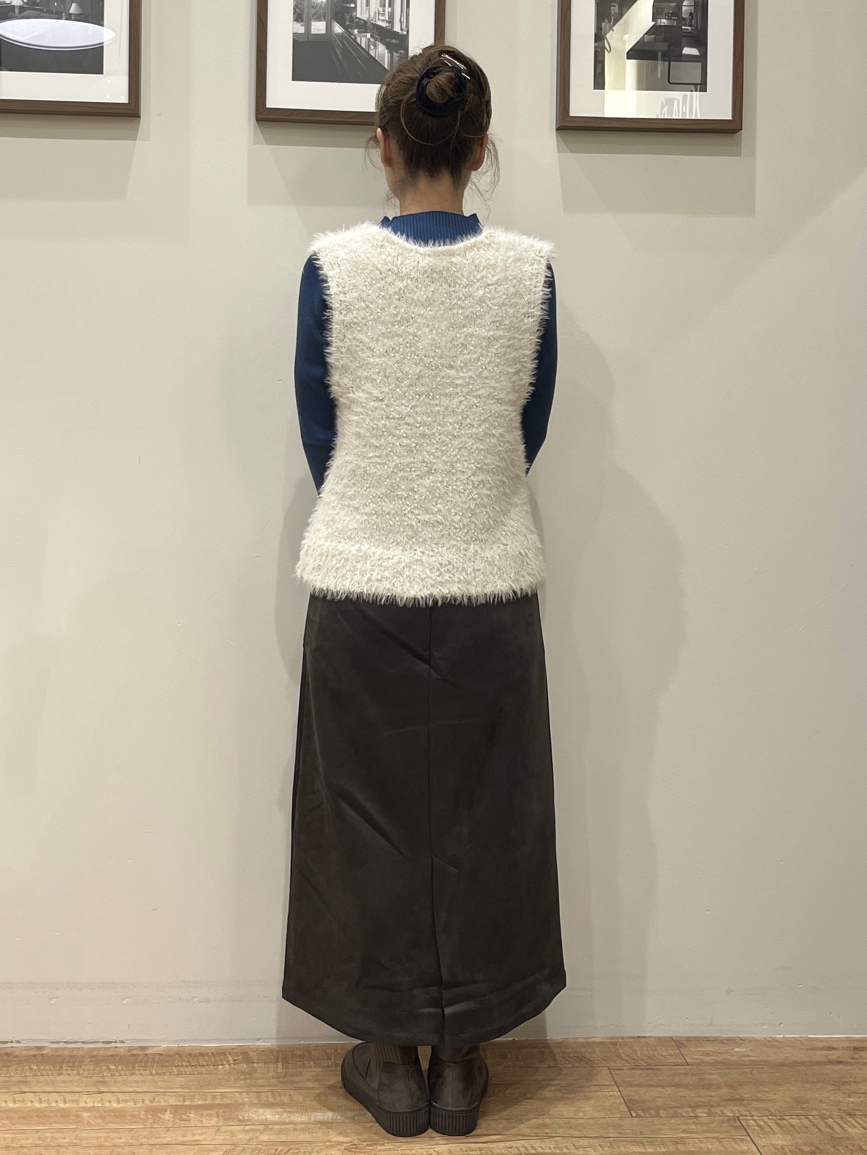 まつみさんの「SHOO･LA･RUE｜【洗濯機可】重ねるだけで華やかに。ポンポンシャギーベスト」を使ったコーディネート