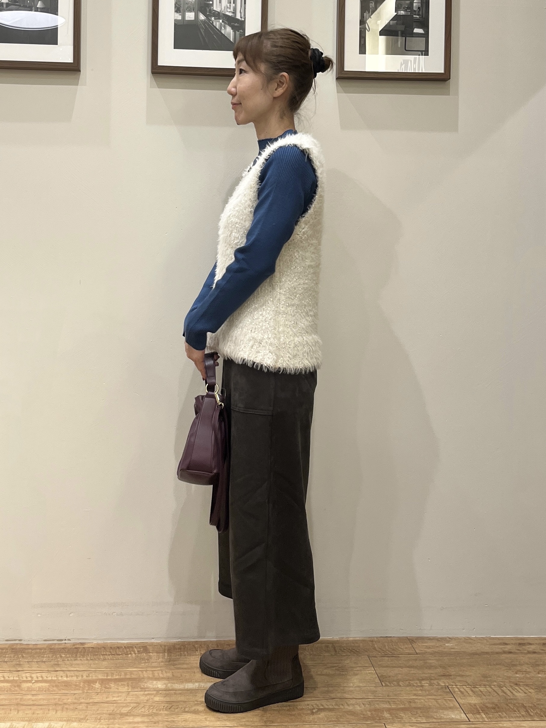 まつみさんの「SHOO･LA･RUE｜【洗濯機可】重ねるだけで華やかに。ポンポンシャギーベスト」を使ったコーディネート