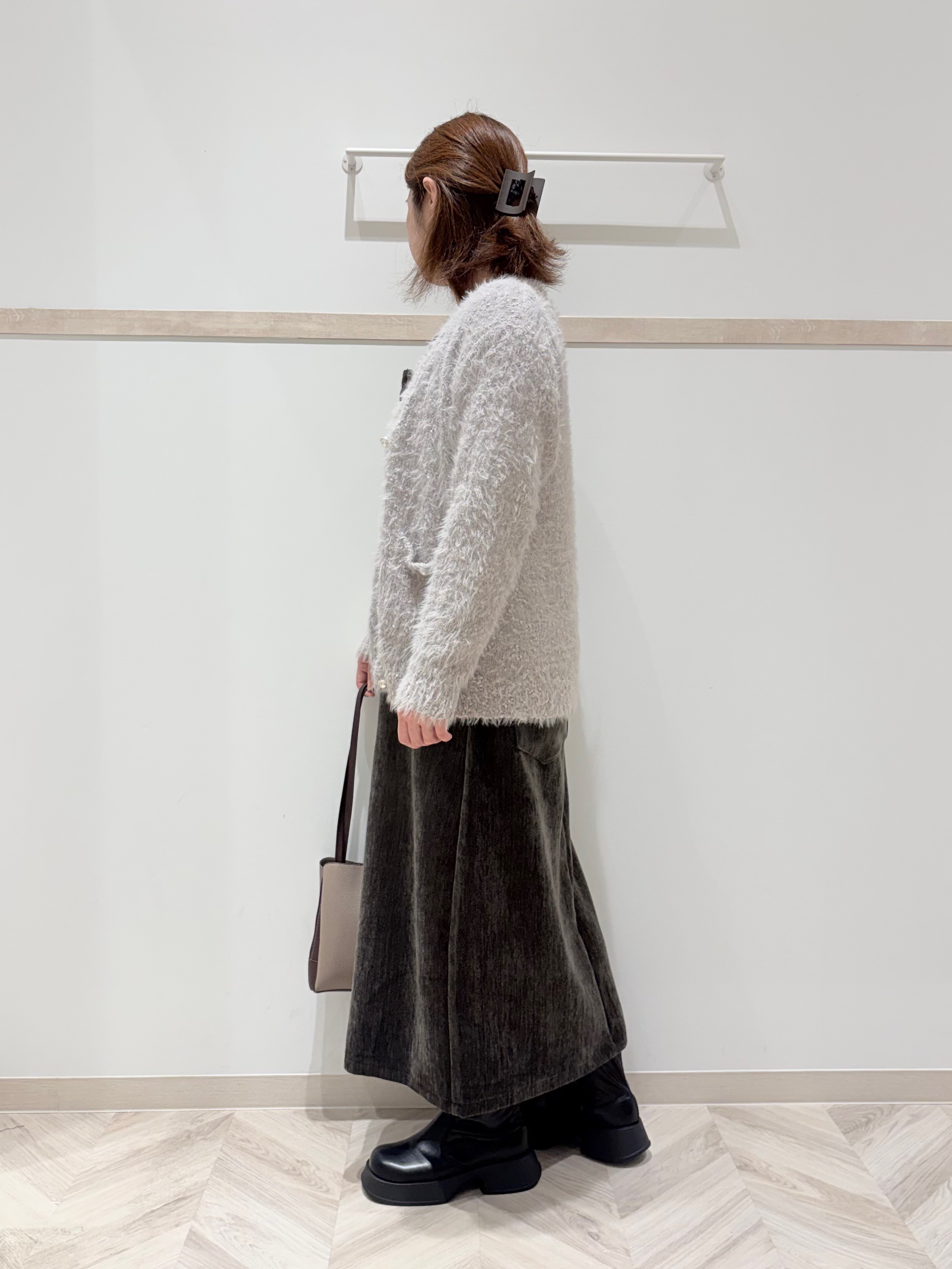 c_h_i_k_aさんの「SHOO･LA･RUE｜【洗濯機可】ふわふわフェザーⅤネックカーディガン」を使ったコーディネート
